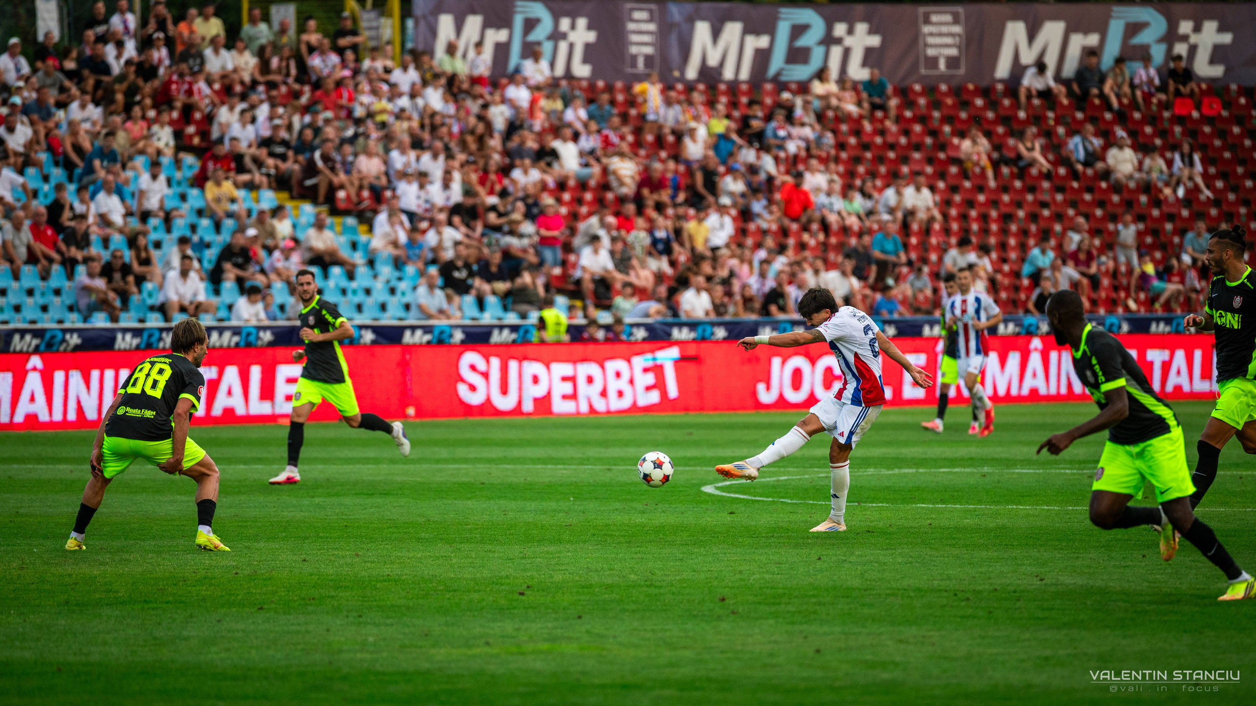 Otelul Galati — CFR Cluj. Fotograf de Sport, Portret, Produs, Corporate, Cultural și Evenimente în Galați | Valentin Stanciu