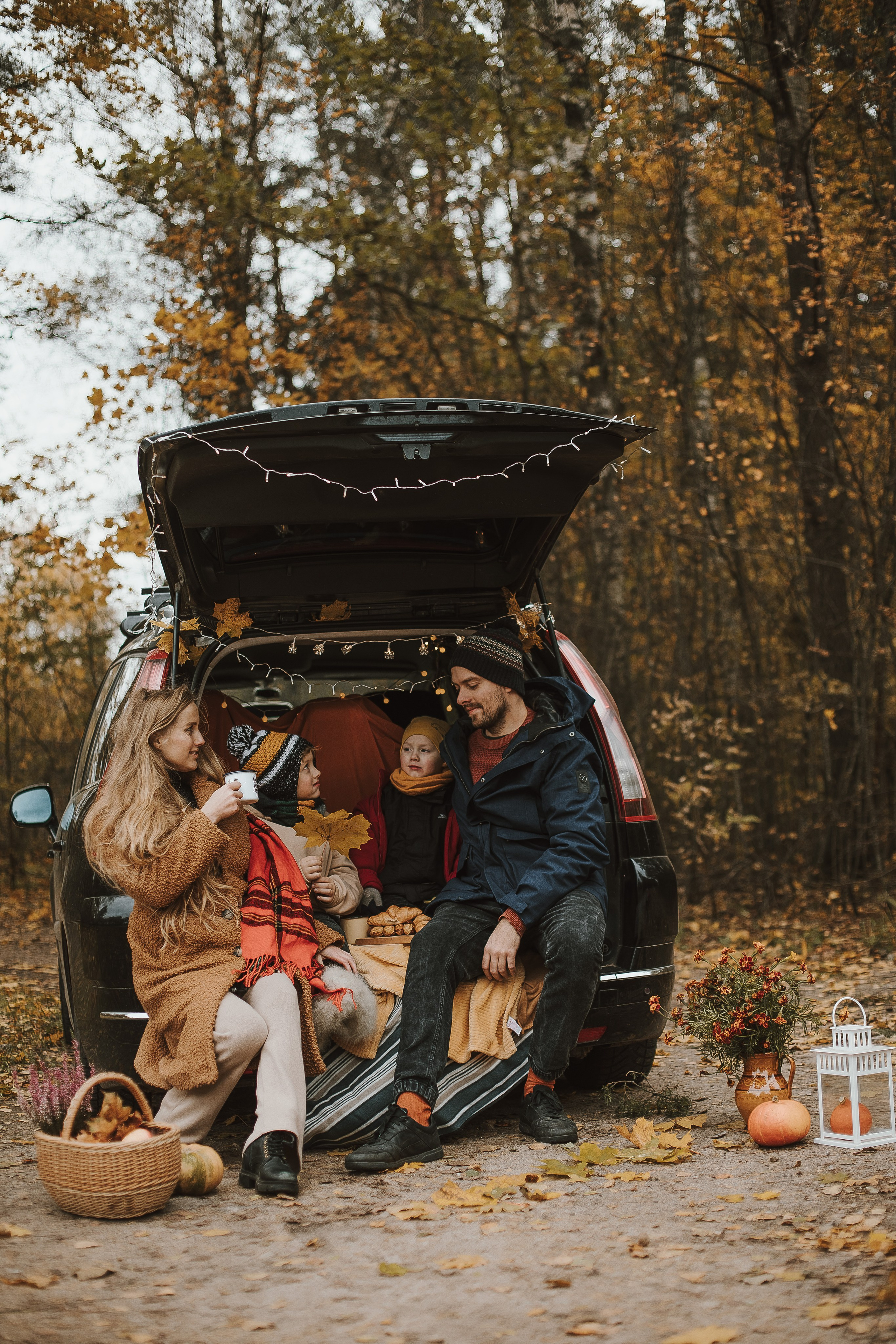 Rudens fotosesija ar mašīnu. Fotogrāfs Rīgā — Katerina Gordik