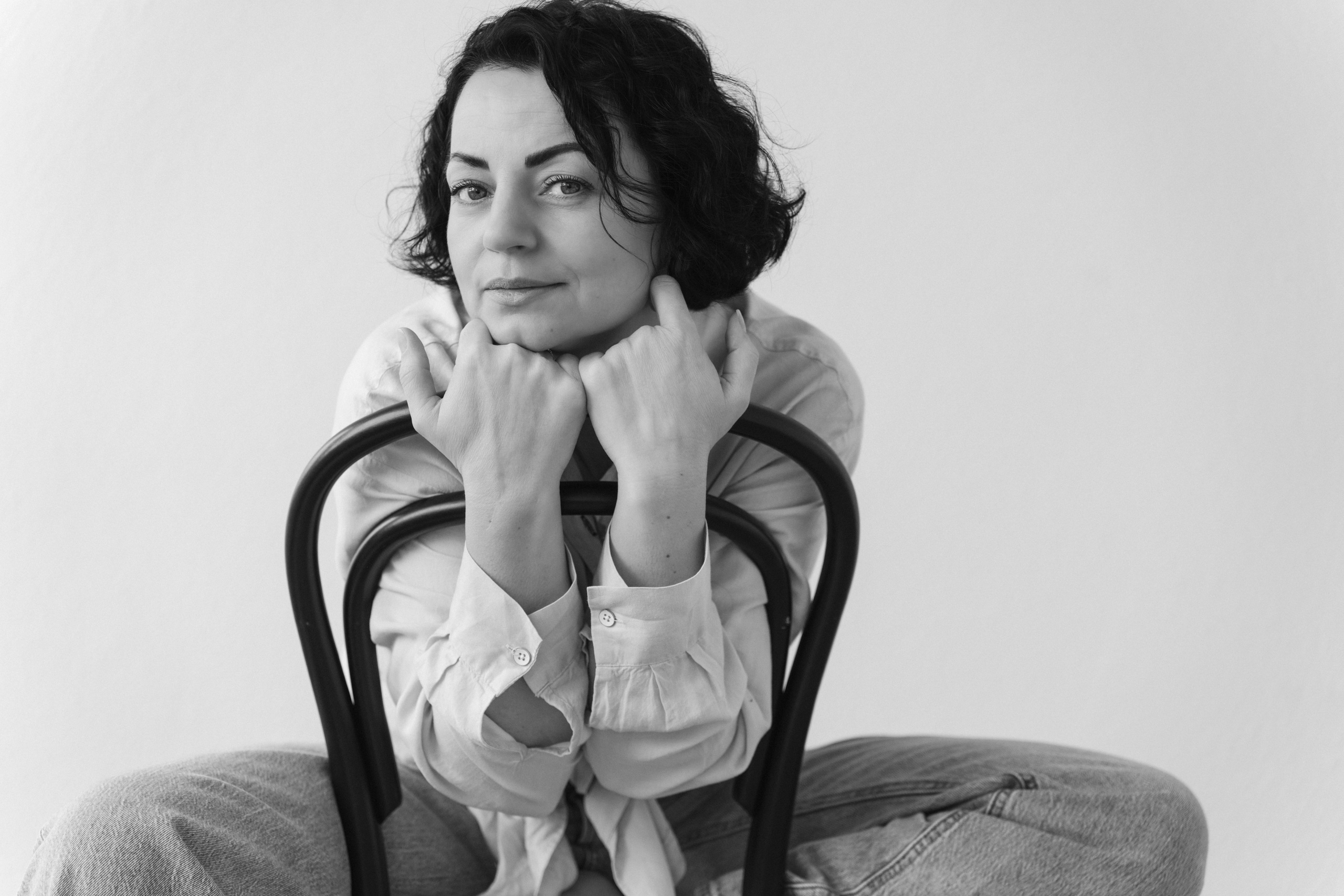 Fotoshooting im Studio mit weißem Licht. Schwarz-weiß Fotografie in Münster. Fotografin Viktoria Roschen