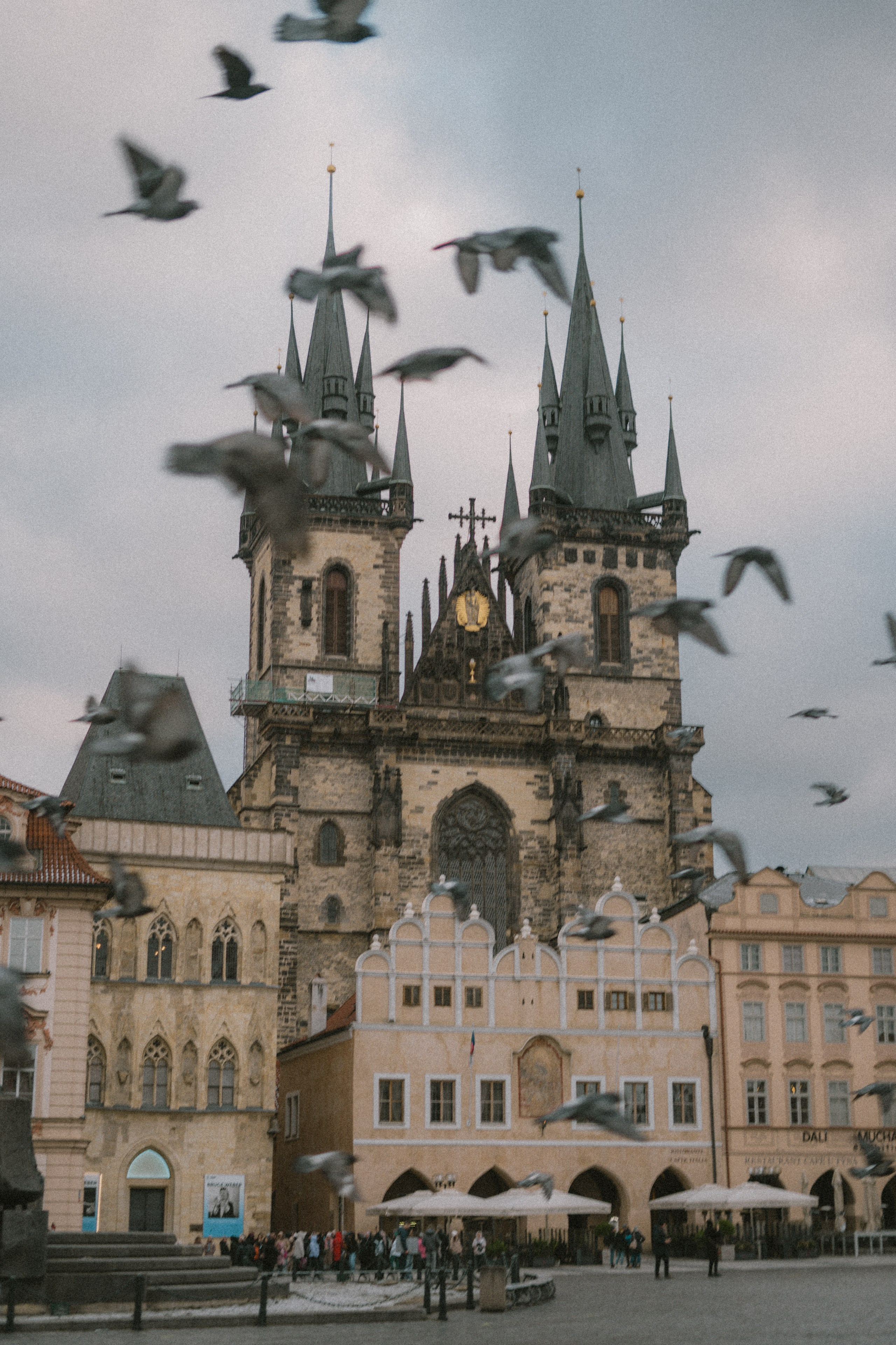 Příběhy z pražských uliček. Jana Holubová | Svatební, párová a rodinná fotografka v Praze