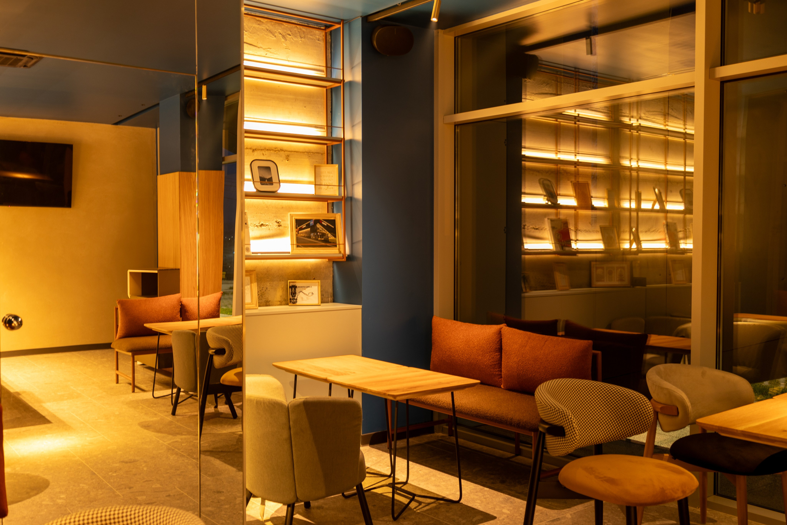 Cafenea “Monte Carlo” Buhuși. Fotograf. Lucrez cu oameni, produse și spații. Portret și fotografie creativă. Bacău, România. Lidia Savinoiu