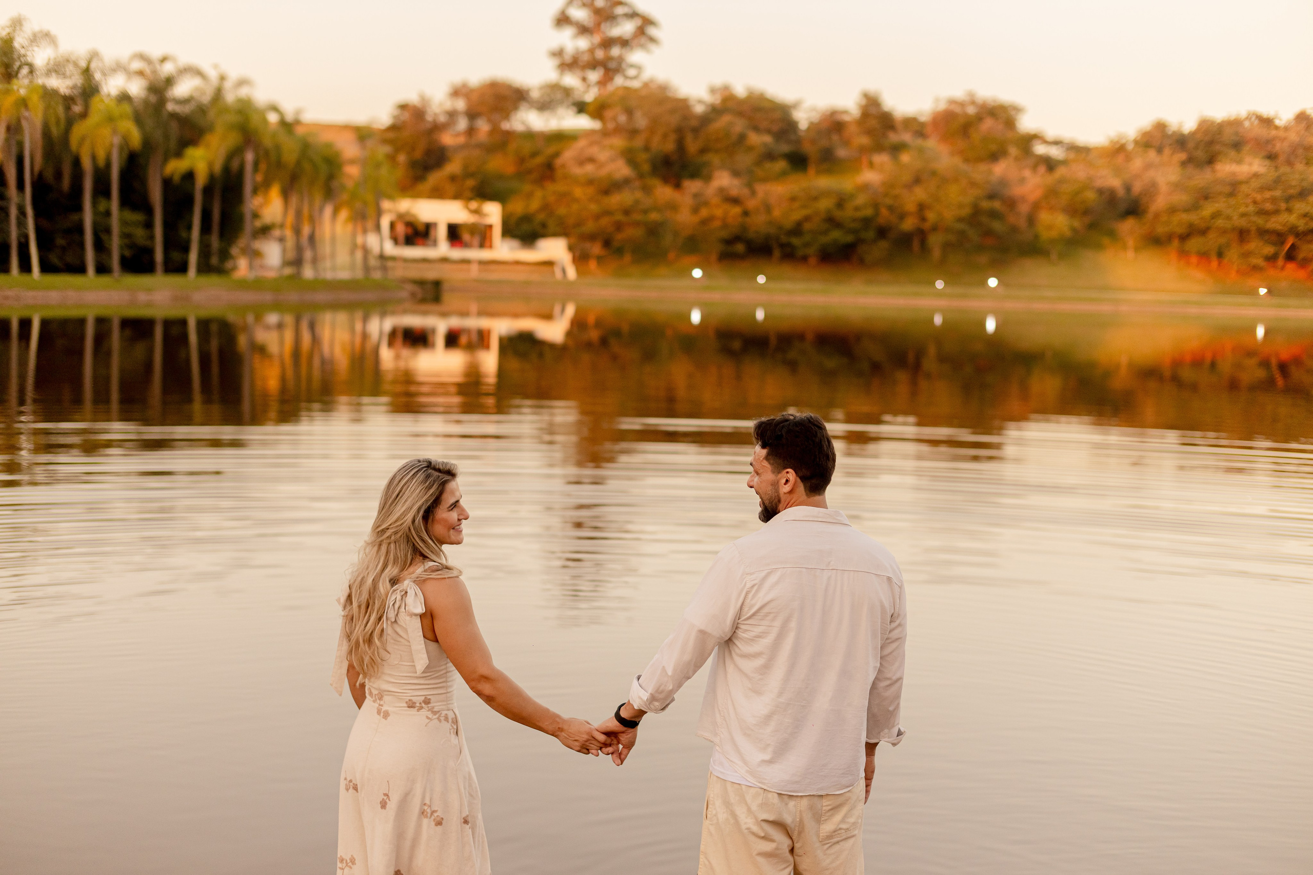 Ensaio Pré-Wedding no Interior Paulista com Lago, Areia e Pôr do Sol | Studio Melk. Tela cheia