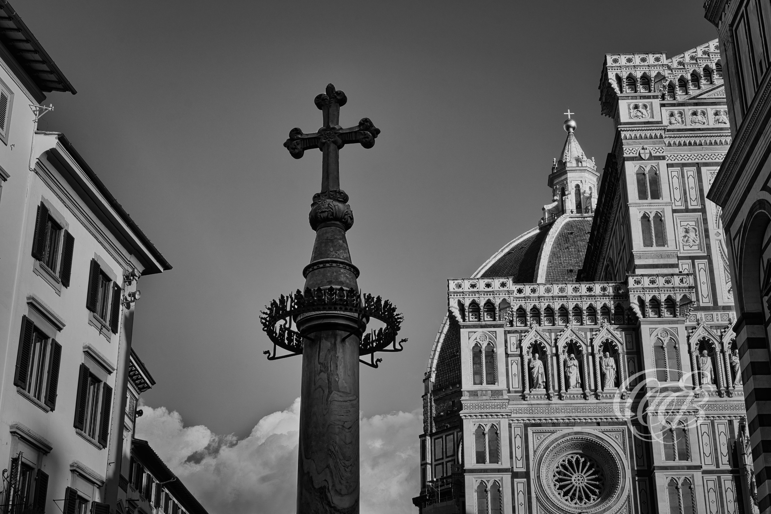 Florence Italy - Piazza di San Giovanni Cross - B&W - Eduardo Bartoli Fine Art Photography - Black-and-white photograph of the cross at Piazza di San Giovanni with the Cathedral of Santa Maria del Fiore in the background, Florence, Italy – fine art photography by Eduardo Bartoli.