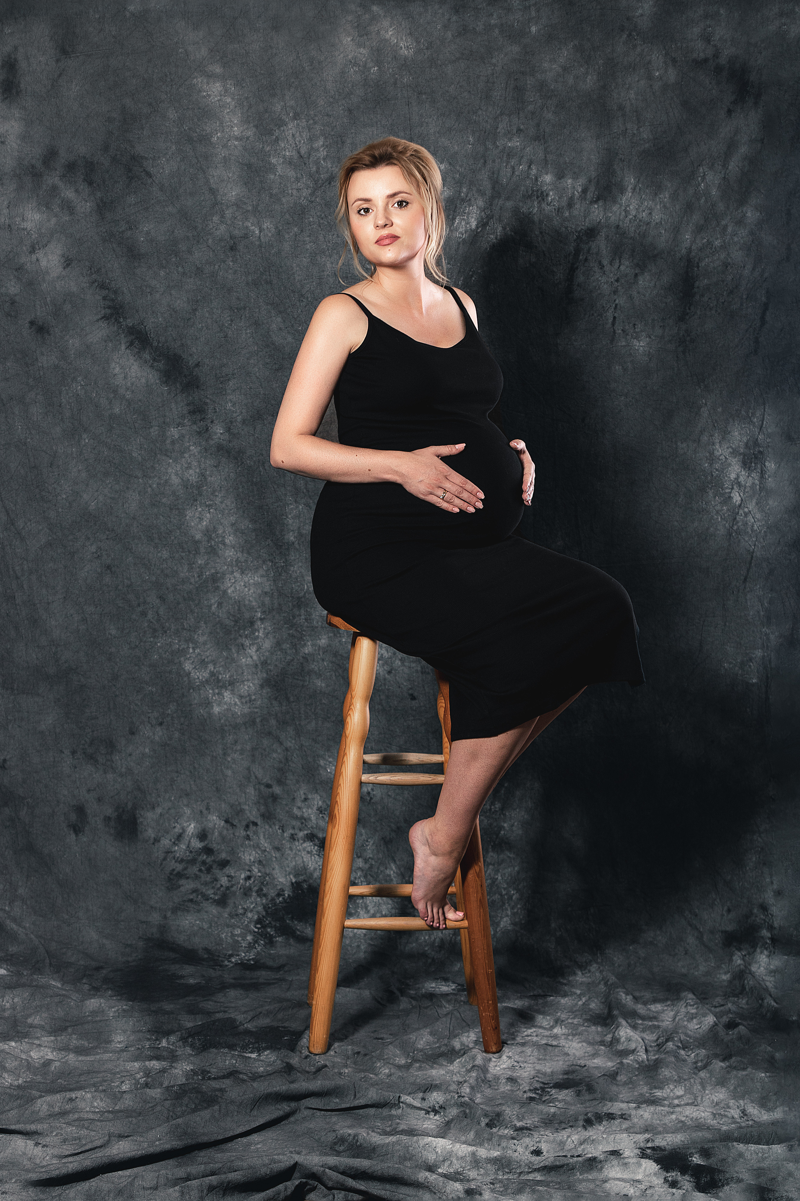 Photography of pregnancy in a photo studio. Dimitri Ilkov Photography — Capturing Life’s Moments in Edmonton, Cana