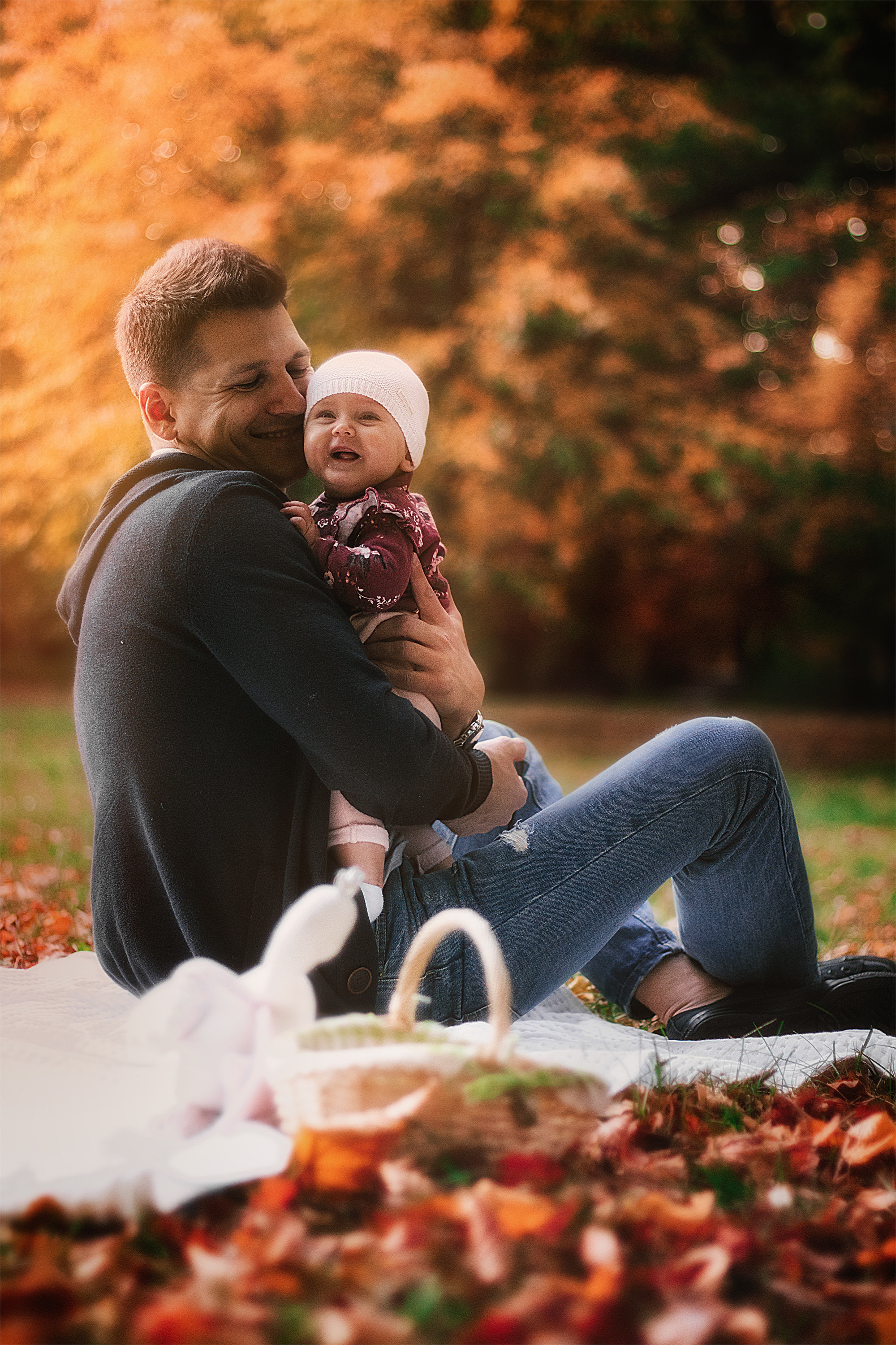 Dad and daughter sitting in the park outdoor photo session, Dimitri Ilkov photography, Edmonton