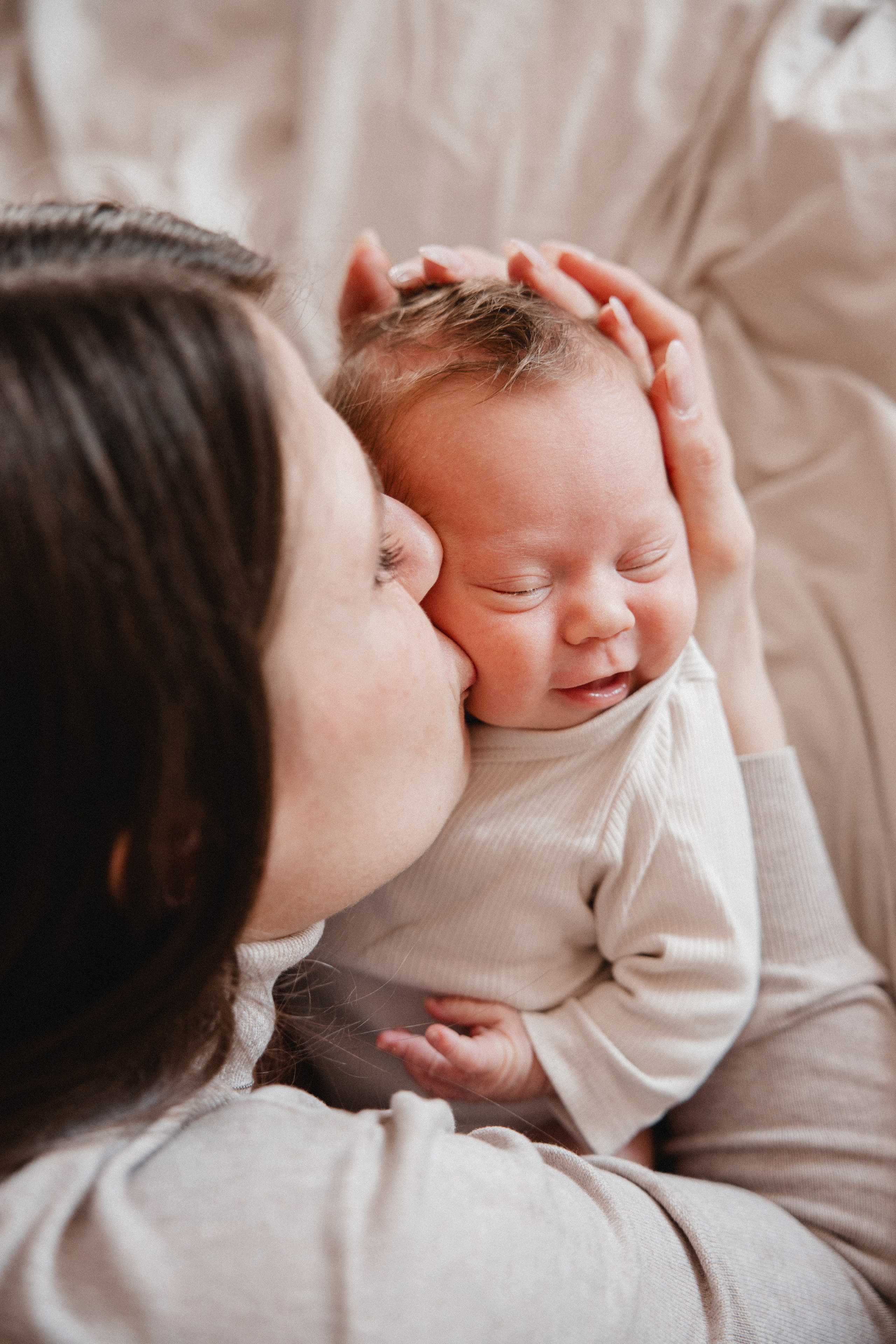 Neugeborenenfotos Zuhause. Hochzeitsfotografie |Hochzeitsfotograf Bochum | Hochzeitsfotograf Dortmund | Hochzeitsfotograf Essen | Hochzeitsfotograf Ruhrgebiet