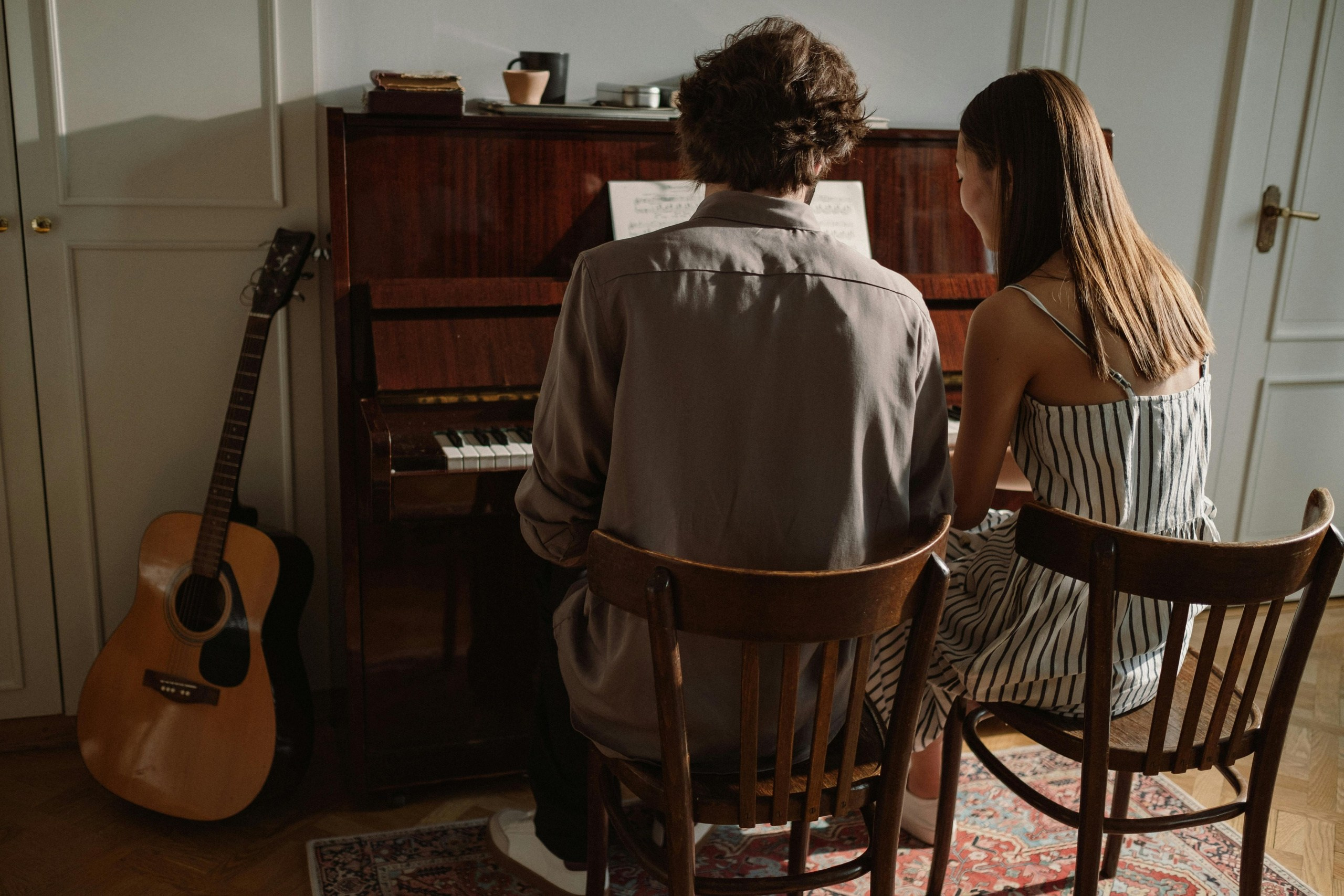 Creative piano photoshoot for couples. Alice Bell — Wedding photographer in New York