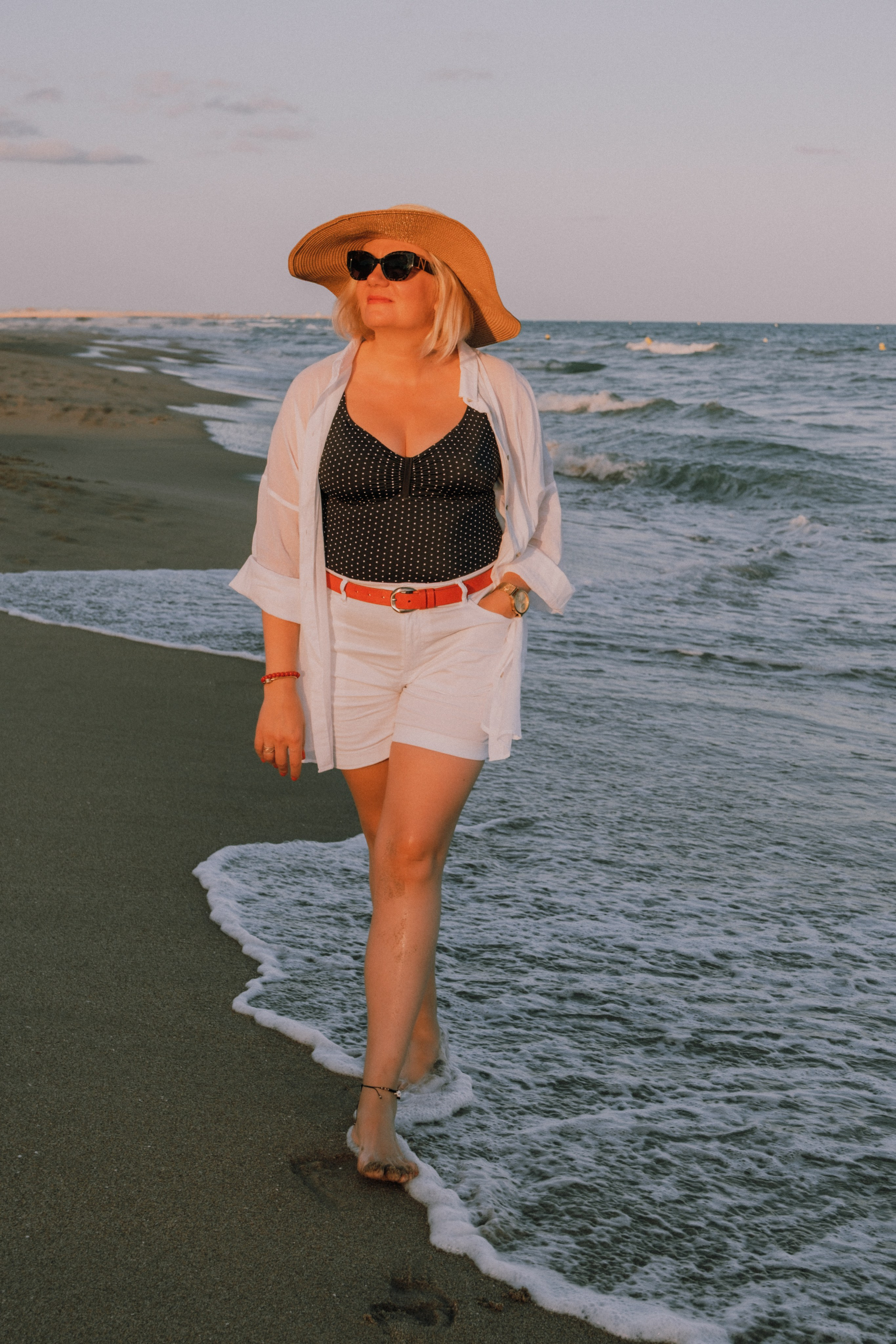 Sesión de amigas en la playa. Fotografía profesional en Calafell - Elena Medvedeva