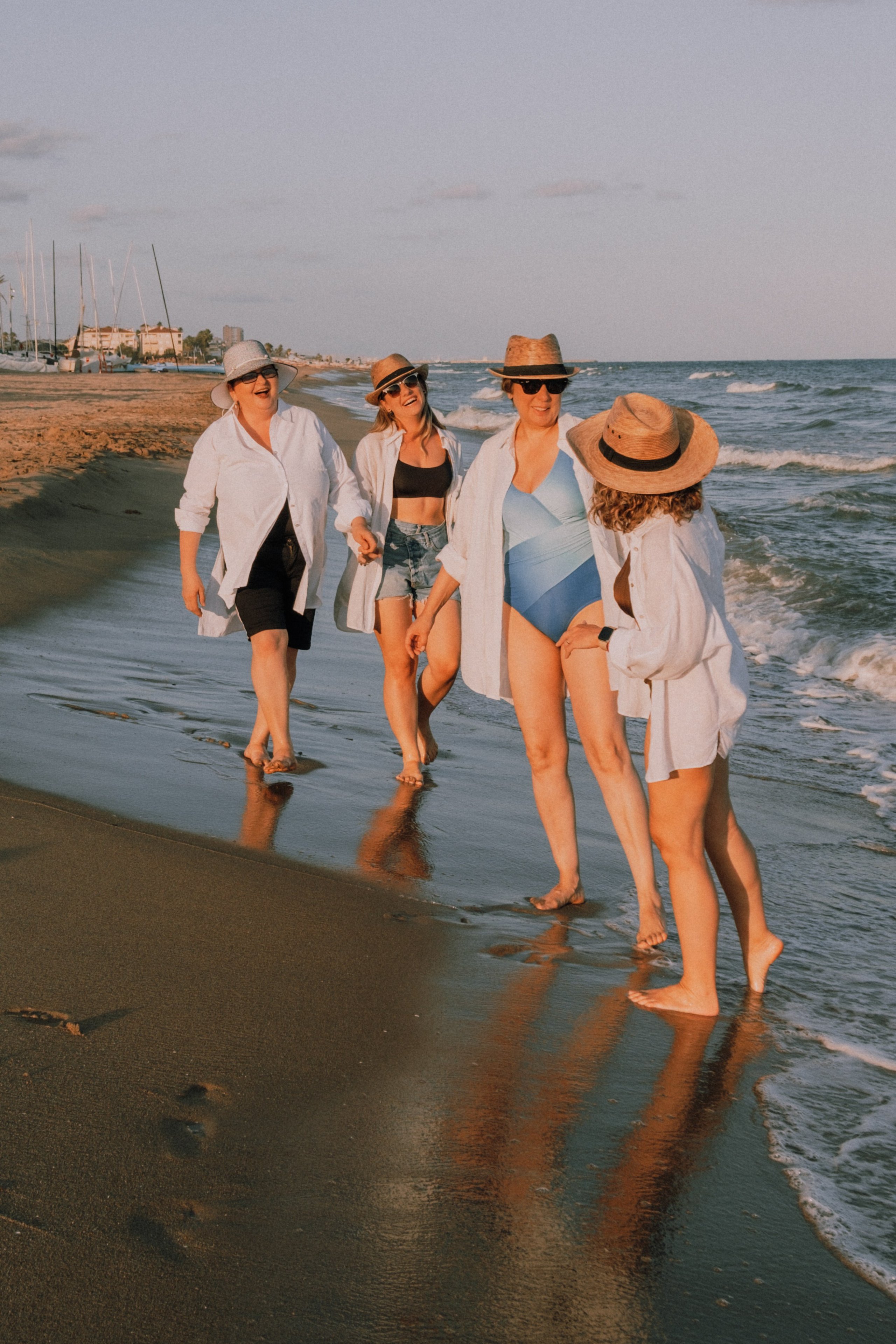 Sesión de amigas en la playa. Fotografía profesional en Calafell - Elena Medvedeva