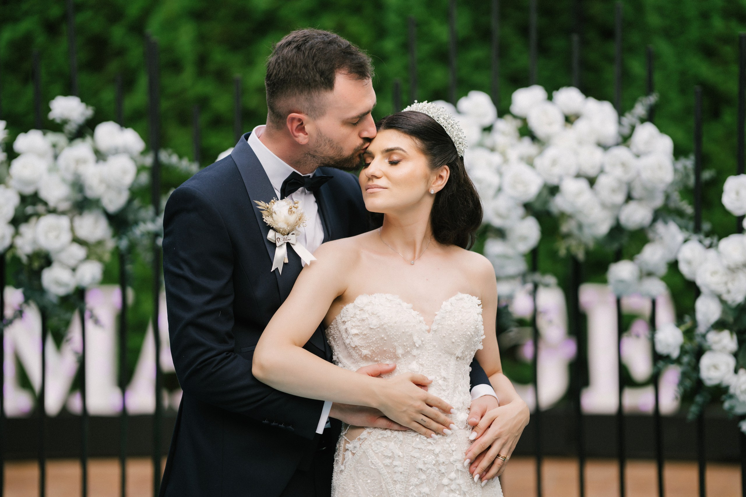 1. Mireasa Adriana în timpul pregătirilor de nuntă în Tudora Botoșani2. Costumul mirelui Ionuț fotografiat artistic în ziua nunții3. Prietenii mirelui la tradițiile de nuntă în Tudora4. Bărbieritul mirelui în cadrul obiceiurilor tradiționale de nuntă5. Fotografii de familie la biserică în ziua nunții6. Portret de familie cu mirii și copilul lor la nunta din Botoșani7. Primul dans al mirilor la Mariage Dor Baisa Botoșani8. Decor elegant de nuntă la Mariage Dor Baisa9. Emoții și tradiții la nunta din Tudora județul Botoșani10. Fotograf profesionist de nuntă în Botoșani surprinzând momente autentice - otograf-nunta-botosanifotograf-evenimente-botosanifotograf-profesionist-botosanifotograf-nunta-tudoranunta-tudora-botosanisedinta-foto-nunta-botosanipoze-nunta-botosanifotografii-nunta-tudorafotograf-cununie-religioasa-botosanibiserica-sfintii-imparati-constantin-si-elena-tudoramariage-dor-baisa-botosanirestaurant-nunta-botosanidansul-mirilor-mariage-dorpregatiri-mire-botosanipregatiri-mireasa-botosanitraditii-nunta-moldovaobiceiuri-nunta-tudorafotograf-familie-nunta-botosaniportret-miri-botosanigalerie-foto-nunta-botosanialbum-foto-nunta-botosaninunta-eleganta-botosaninunta-cu-traditii-botosanifotograf-premium-nunta-botosaniservicii-foto-video-botosanipoveste-de-nunta-botosanifotograf-documentar-nuntafotograf-natural-emotionalmiri-ionut-si-adriananunta-autentica-tudora -otograf-nunta-botosanifotograf-nunta-tudoranunta-tudora-botosanifotograf-evenimente-botosanifotograf-profesionist-botosaniservicii-foto-video-botosanigalerie-foto-nunta-botosanialbum-foto-nunta-botosani - nunta-autentica-botosaninunta-cu-traditii-botosanipoveste-de-nunta-botosanifotografii-emotionante-nuntamomente-autentice-nuntafotografie-documentara-nuntafotograf-natural-nunta- pregatiri-miri-tudorabiserica-tudora-botosanicununie-religioasa-tudoramariage-dor-baisa-botosanipetrecere-nunta-botosanivalsul-mirilor-botosani - alino-foto-studio-botosaniionut-si-adriana-nunta-tudorafotograf-alin-chirila-botosani