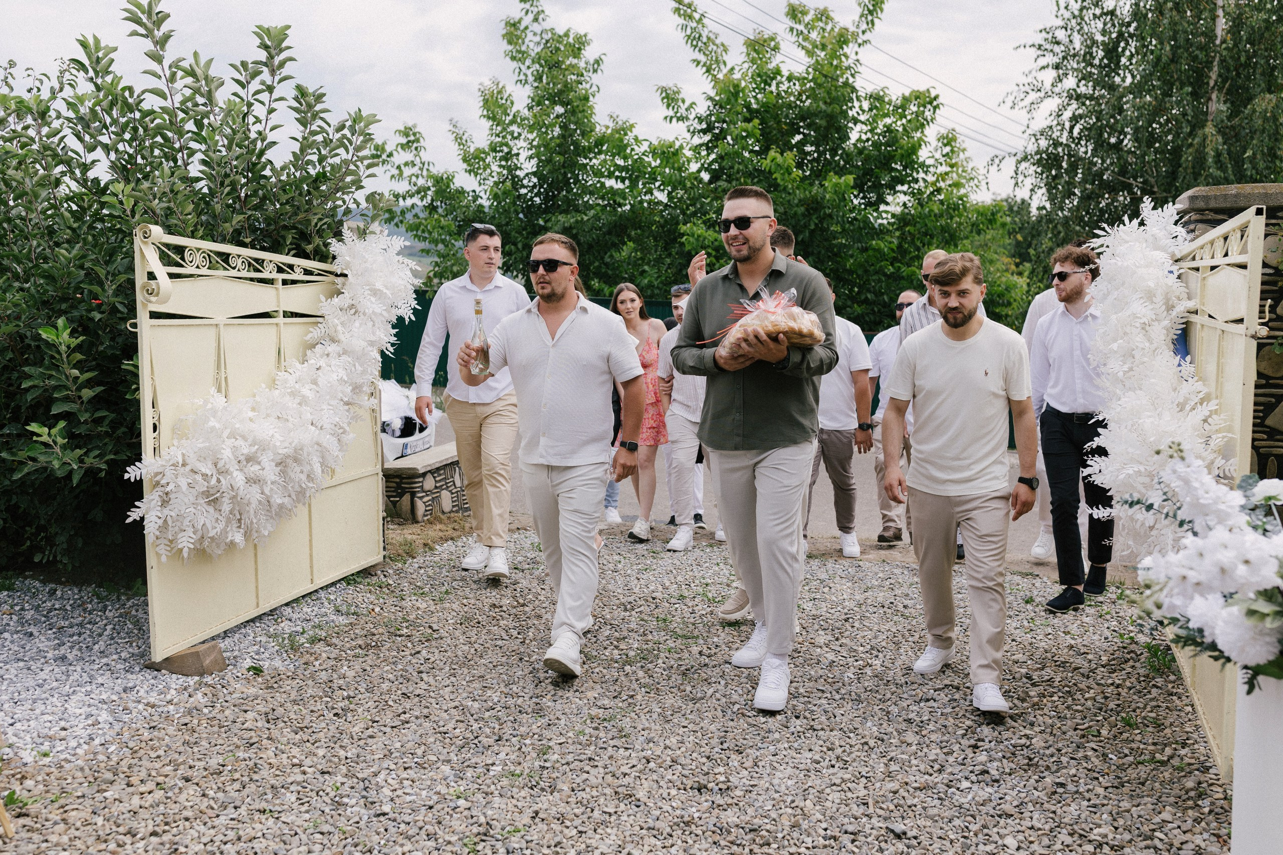 1. Mireasa Adriana în timpul pregătirilor de nuntă în Tudora Botoșani2. Costumul mirelui Ionuț fotografiat artistic în ziua nunții3. Prietenii mirelui la tradițiile de nuntă în Tudora4. Bărbieritul mirelui în cadrul obiceiurilor tradiționale de nuntă5. Fotografii de familie la biserică în ziua nunții6. Portret de familie cu mirii și copilul lor la nunta din Botoșani7. Primul dans al mirilor la Mariage Dor Baisa Botoșani8. Decor elegant de nuntă la Mariage Dor Baisa9. Emoții și tradiții la nunta din Tudora județul Botoșani10. Fotograf profesionist de nuntă în Botoșani surprinzând momente autentice - otograf-nunta-botosanifotograf-evenimente-botosanifotograf-profesionist-botosanifotograf-nunta-tudoranunta-tudora-botosanisedinta-foto-nunta-botosanipoze-nunta-botosanifotografii-nunta-tudorafotograf-cununie-religioasa-botosanibiserica-sfintii-imparati-constantin-si-elena-tudoramariage-dor-baisa-botosanirestaurant-nunta-botosanidansul-mirilor-mariage-dorpregatiri-mire-botosanipregatiri-mireasa-botosanitraditii-nunta-moldovaobiceiuri-nunta-tudorafotograf-familie-nunta-botosaniportret-miri-botosanigalerie-foto-nunta-botosanialbum-foto-nunta-botosaninunta-eleganta-botosaninunta-cu-traditii-botosanifotograf-premium-nunta-botosaniservicii-foto-video-botosanipoveste-de-nunta-botosanifotograf-documentar-nuntafotograf-natural-emotionalmiri-ionut-si-adriananunta-autentica-tudora -otograf-nunta-botosanifotograf-nunta-tudoranunta-tudora-botosanifotograf-evenimente-botosanifotograf-profesionist-botosaniservicii-foto-video-botosanigalerie-foto-nunta-botosanialbum-foto-nunta-botosani - nunta-autentica-botosaninunta-cu-traditii-botosanipoveste-de-nunta-botosanifotografii-emotionante-nuntamomente-autentice-nuntafotografie-documentara-nuntafotograf-natural-nunta- pregatiri-miri-tudorabiserica-tudora-botosanicununie-religioasa-tudoramariage-dor-baisa-botosanipetrecere-nunta-botosanivalsul-mirilor-botosani - alino-foto-studio-botosaniionut-si-adriana-nunta-tudorafotograf-alin-chirila-botosani