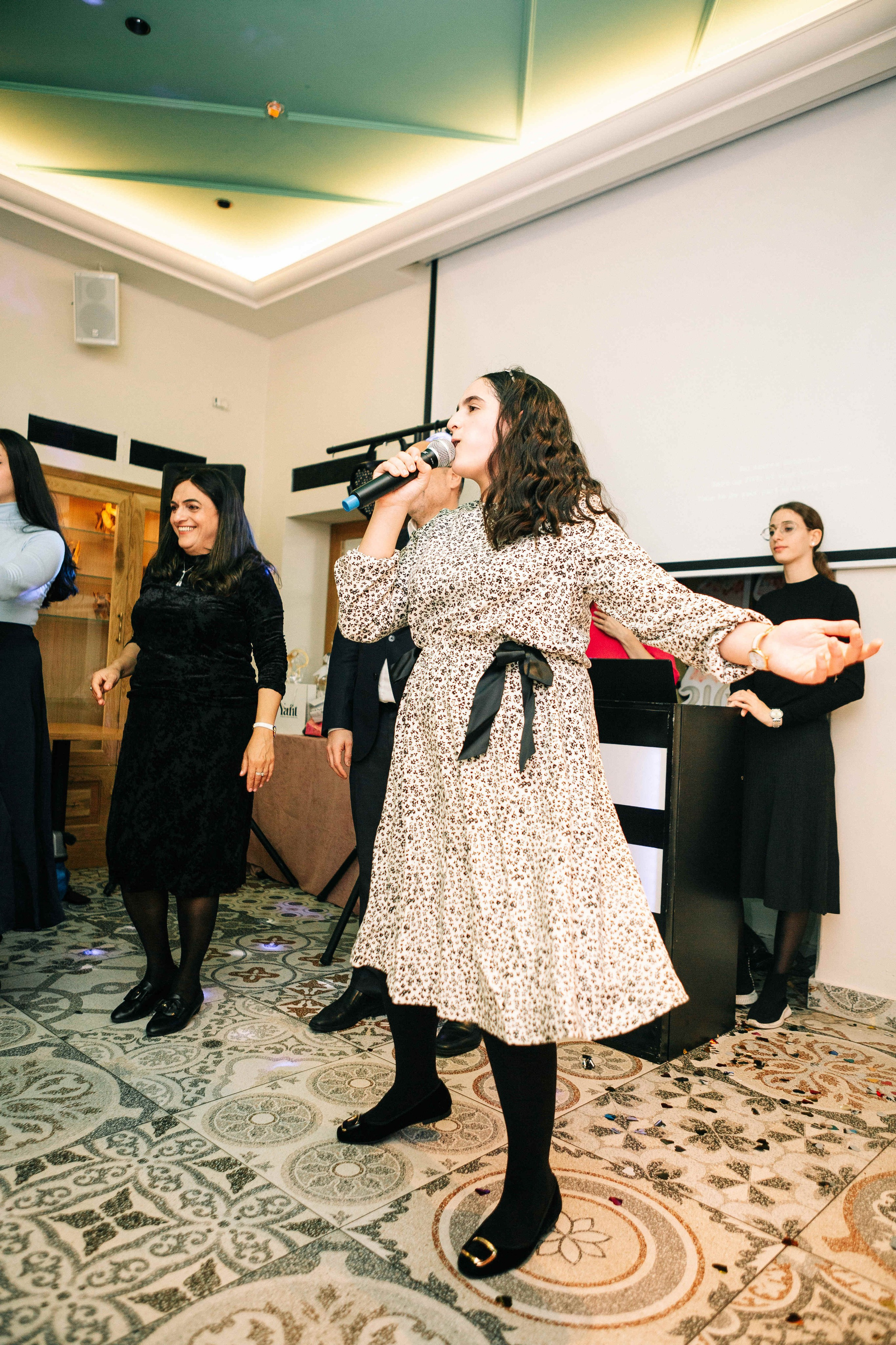 PARTY IN A RESTAURANT WITH THE WHOLE FAMILY. Https://shi-photo.com/