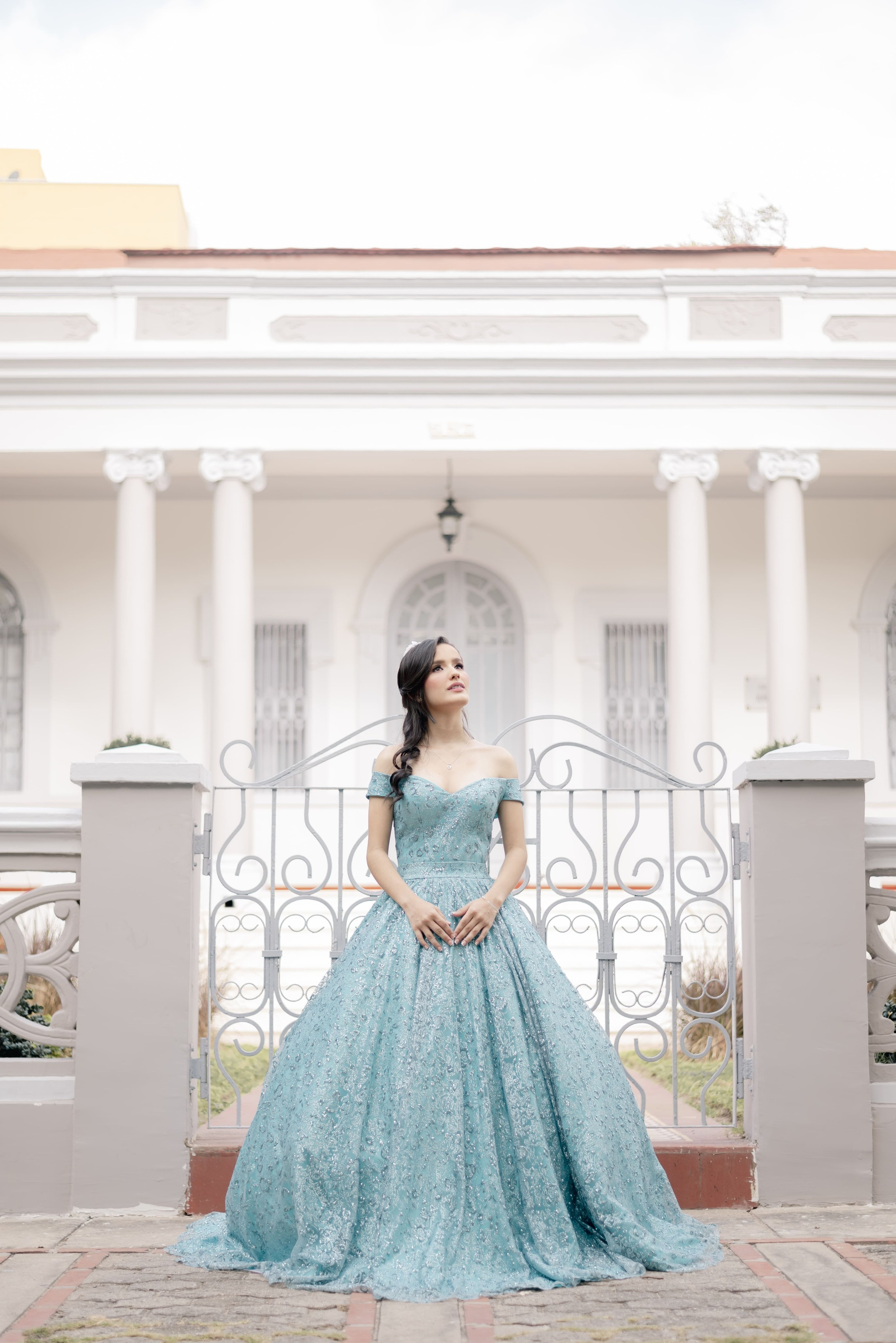 Sesión de quince años con tema de princesa en Barranquilla, retrato artístico de quinceañera con vestido azul en arquitectura neoclásica, fotografía de ensueño BanderArt