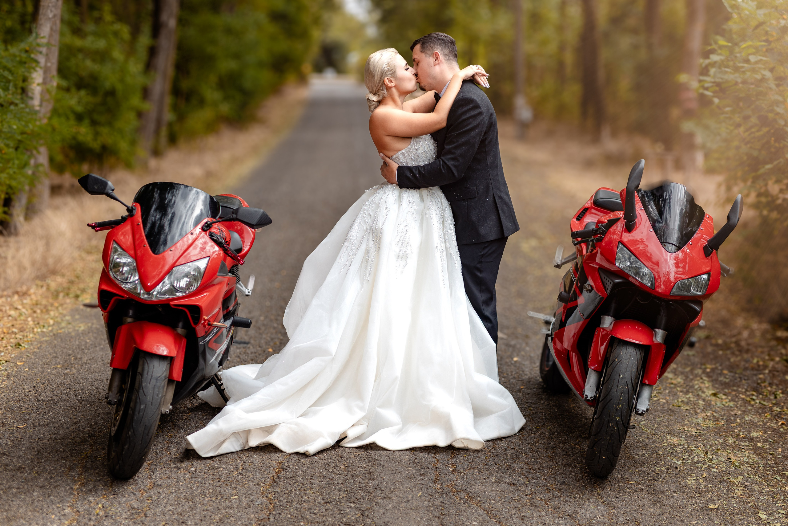 Trash the Dress cu motocicliști — ședință foto de poveste. Lucian Dedeu — Fotograf de nuntă și eveniment
