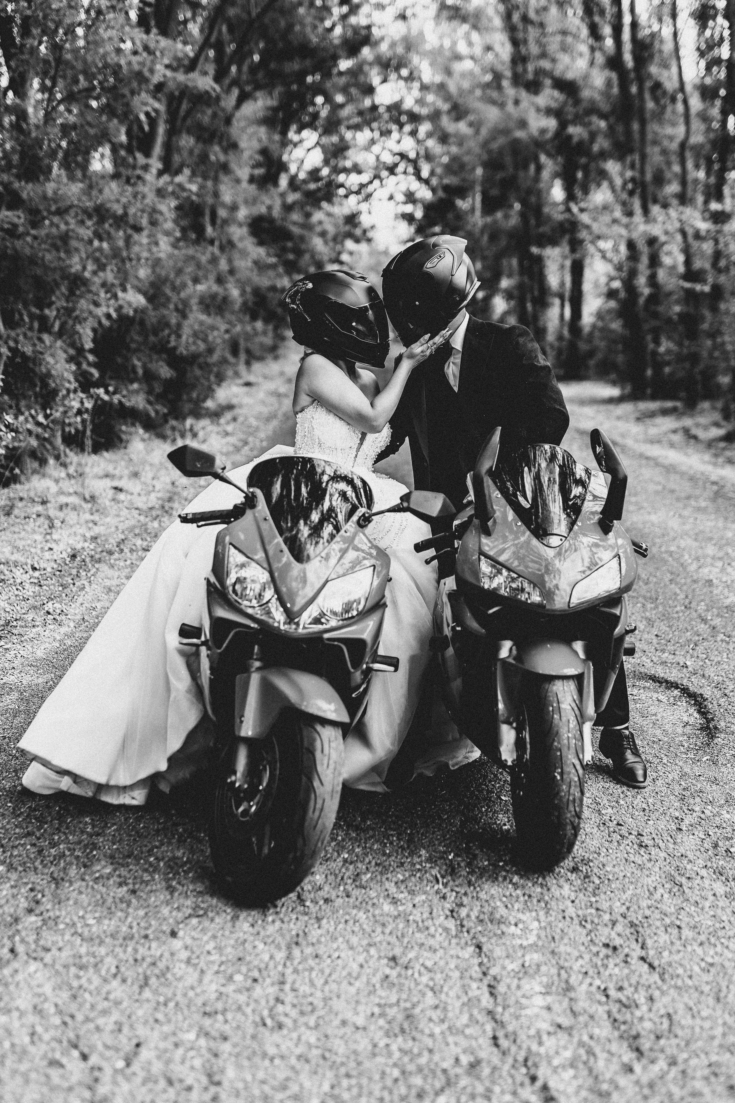 Trash the Dress cu motocicliști — ședință foto de poveste. Lucian Dedeu — Fotograf de nuntă și eveniment
