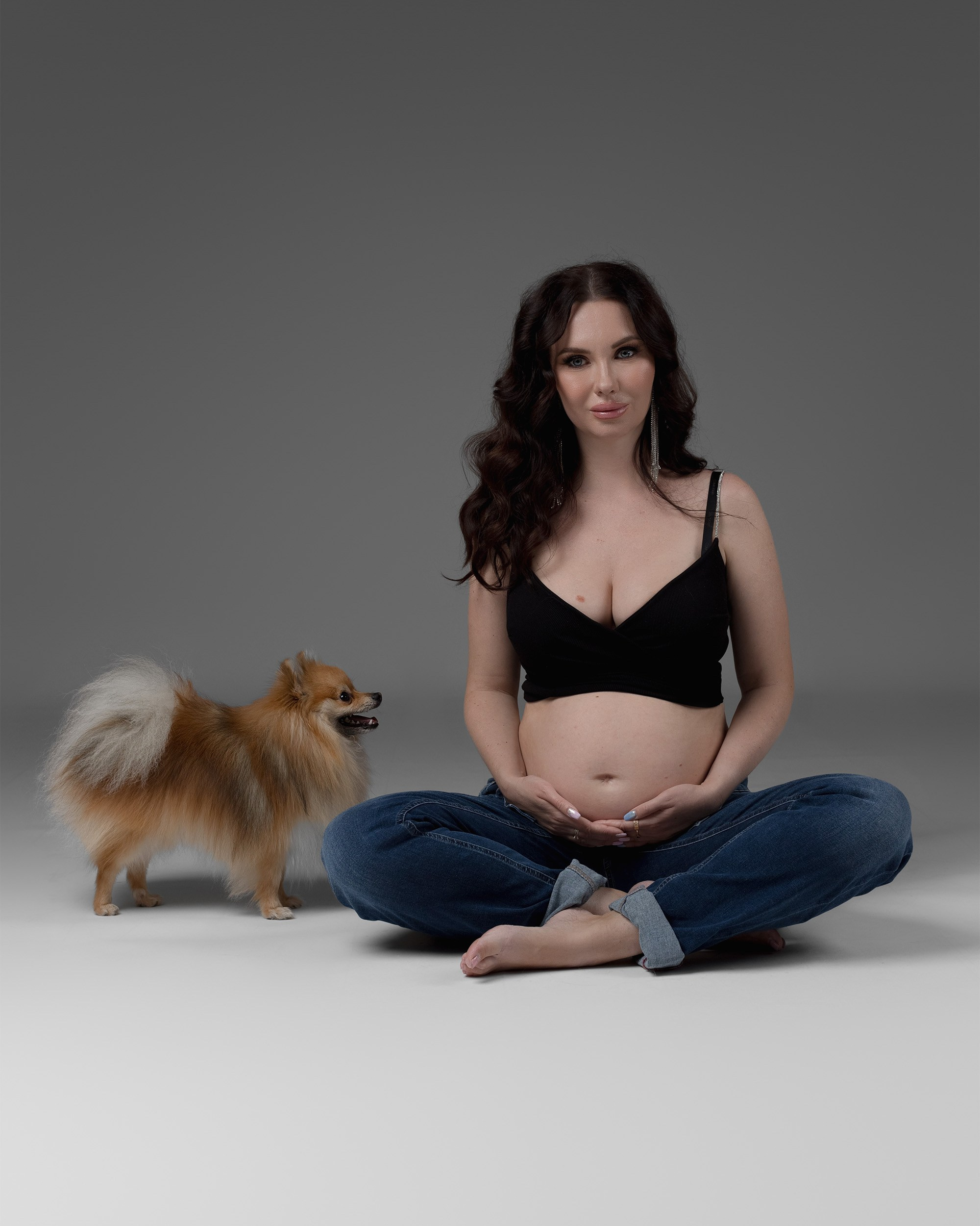 Embarazo y&nbsp;Maternidad sesiones de fotografía  con mascotas , sesiones de Embarazo en estudio 