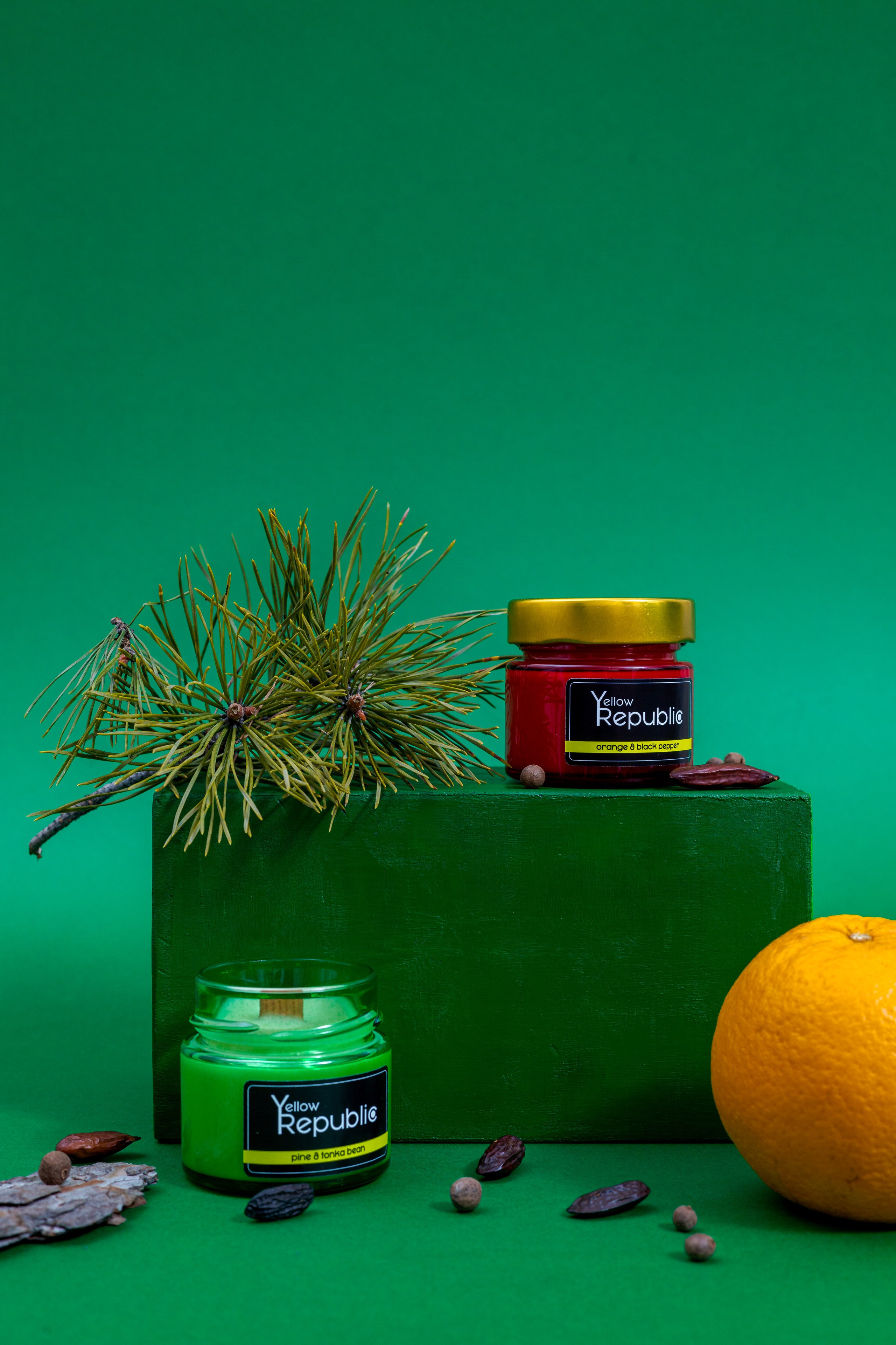 Set de dos velas con aroma a alseína y pimienta y pino