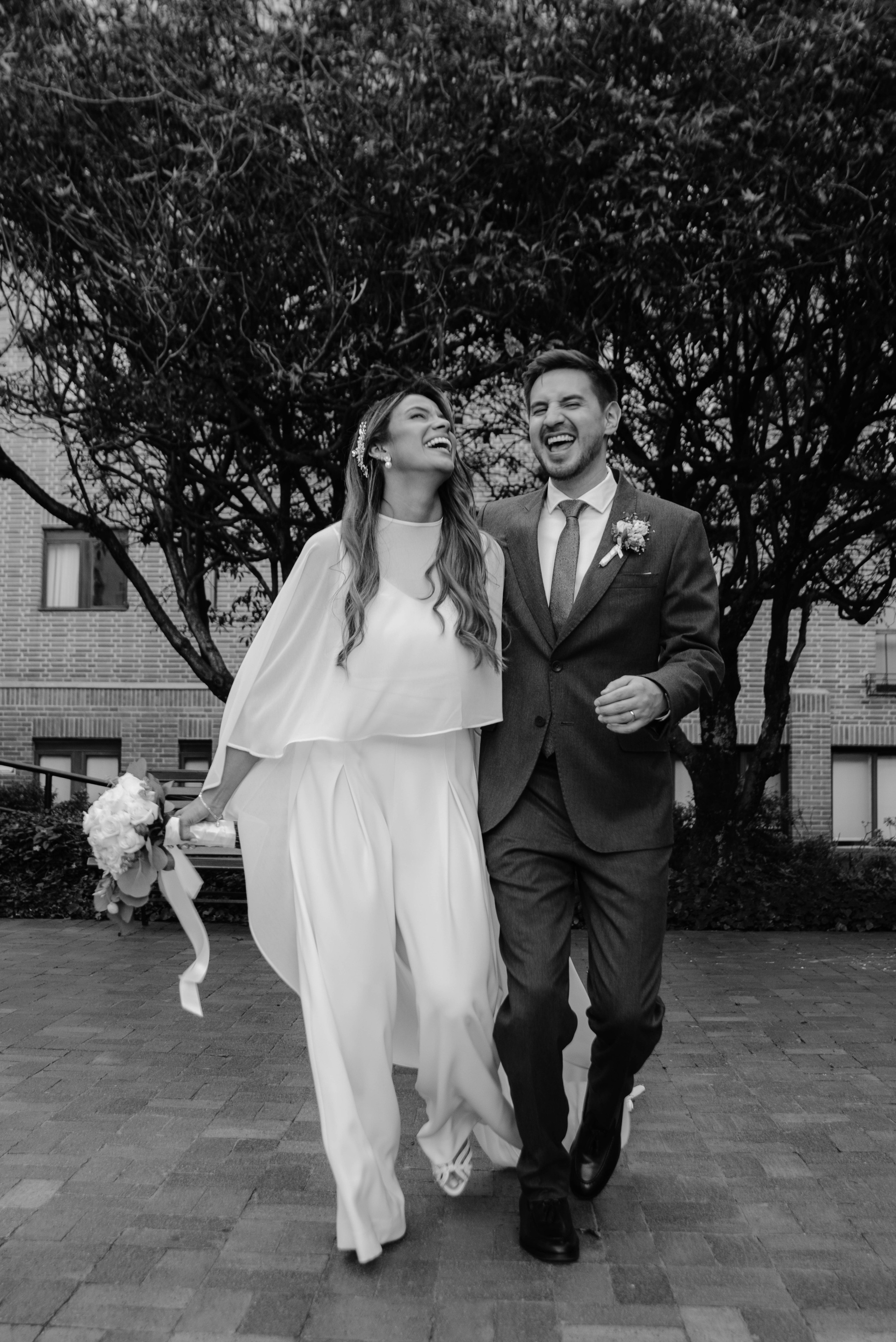 Retratos de pareja con estilo elegante y editorial en la locación Hotel estelar La Fontana, Bogota.