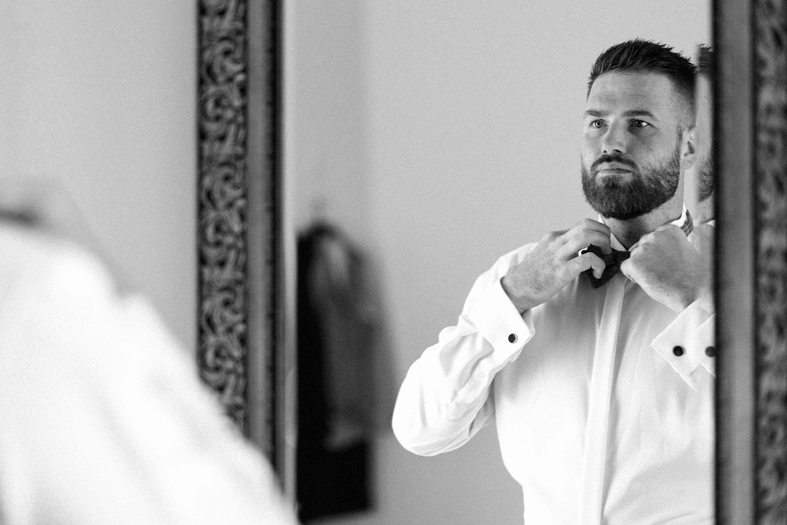Getting Ready des Bräutigams im Rittergut Voldagsen bei seiner Hochzeit