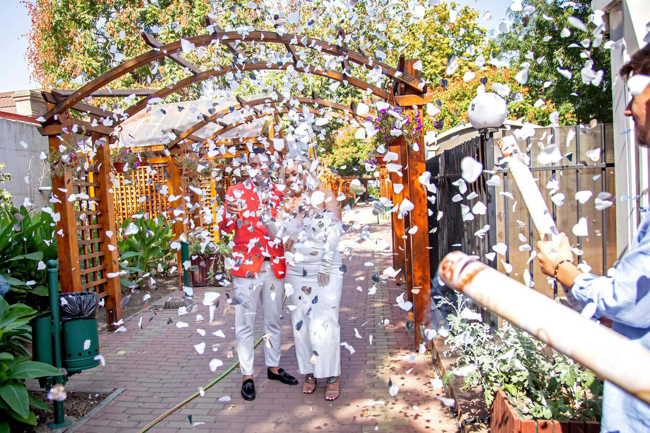 Mirii întâmpinați cu tunuri de confetti după ceremonia civilă