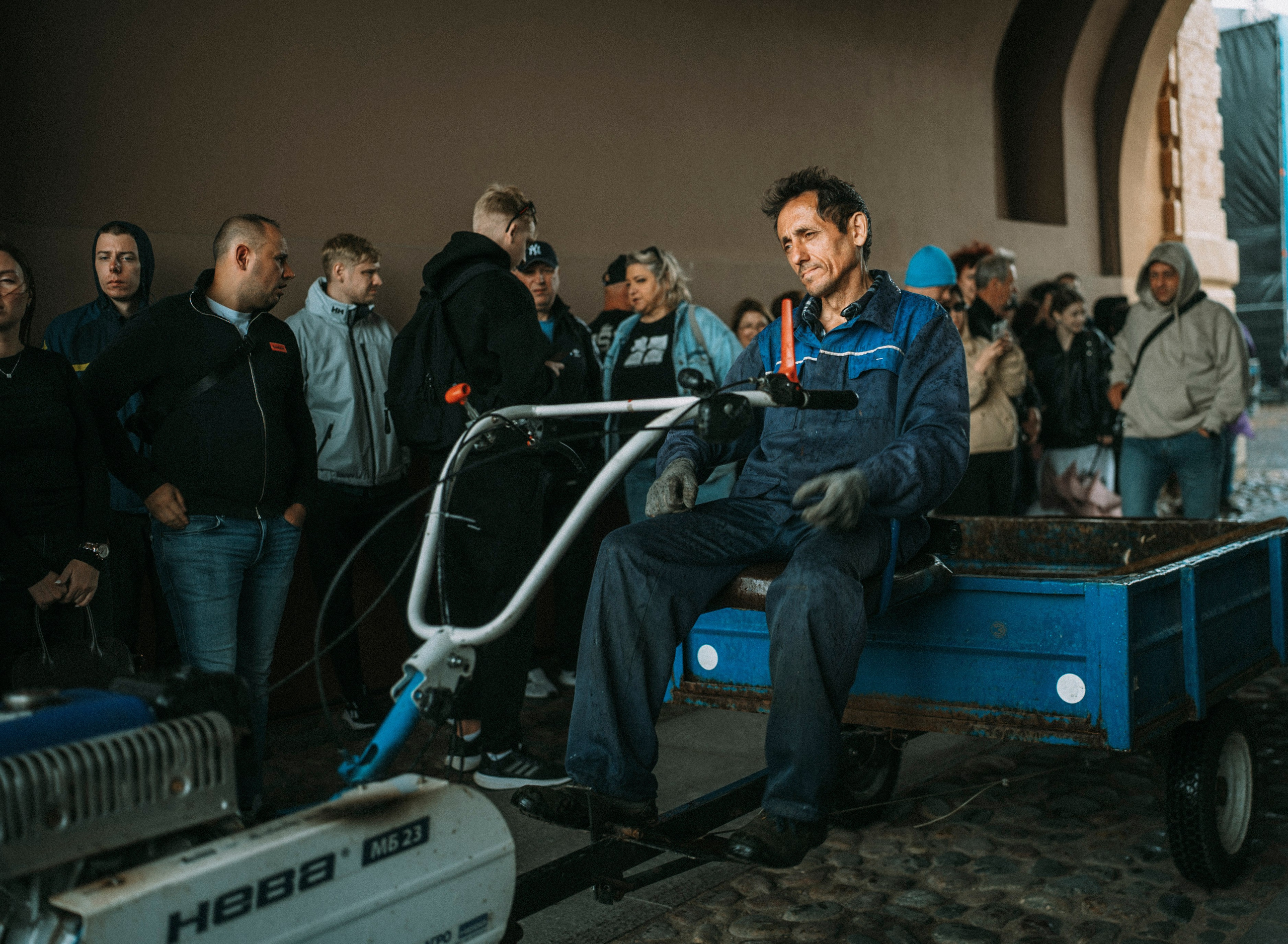 2025. Стрит-фотография, полная абсурда, идиотизма и красоты