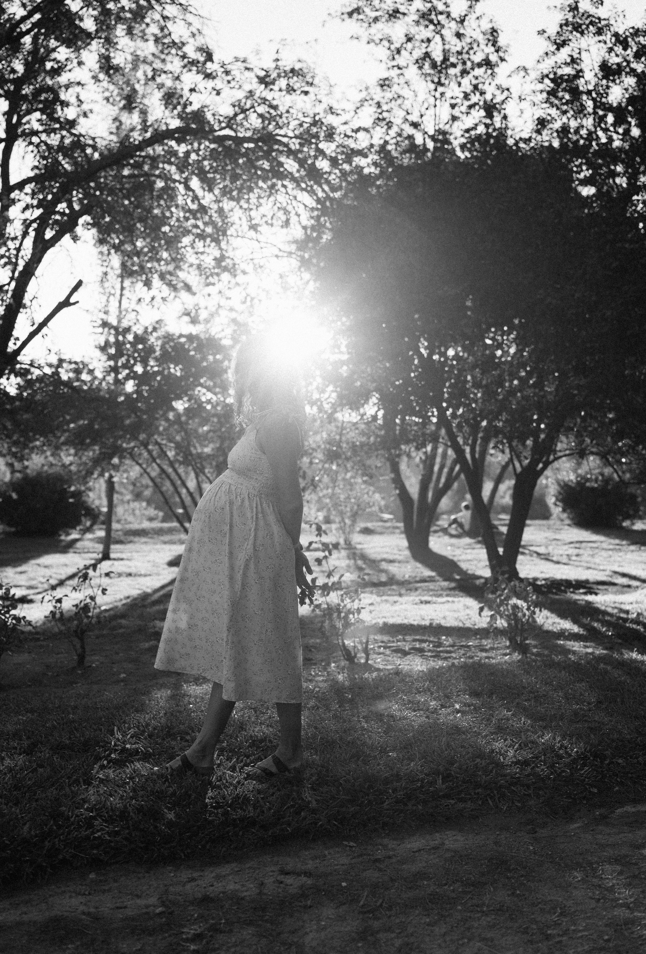 Candid pregnancy photoshoot in the park. Photographer in Madrid, Spain. Alyona Belyaninova