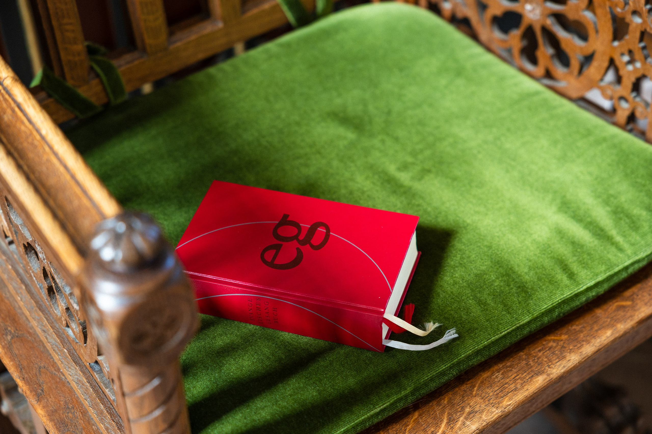 Kirchliche Trauung in Oerlinghausen – Emotionale Hochzeitsfotos & Stilvolle Reportagen!. Hochzeitsfotografin in Gütersloh | Authentische Hochzeitsreportagen | TK Photographie