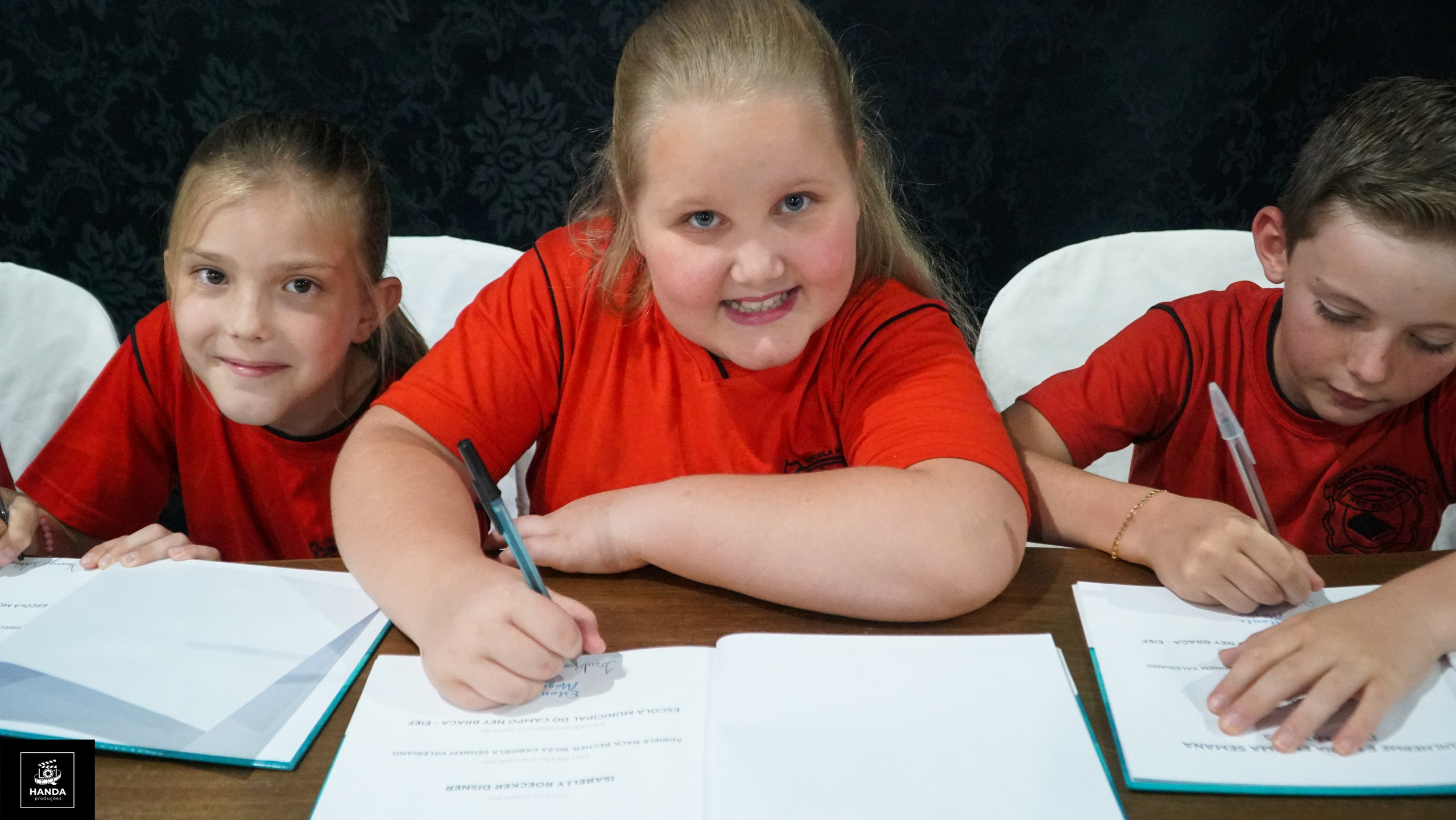 Noite autógrafos colégio Aurélio Buarque de Holanda. Handa Produções