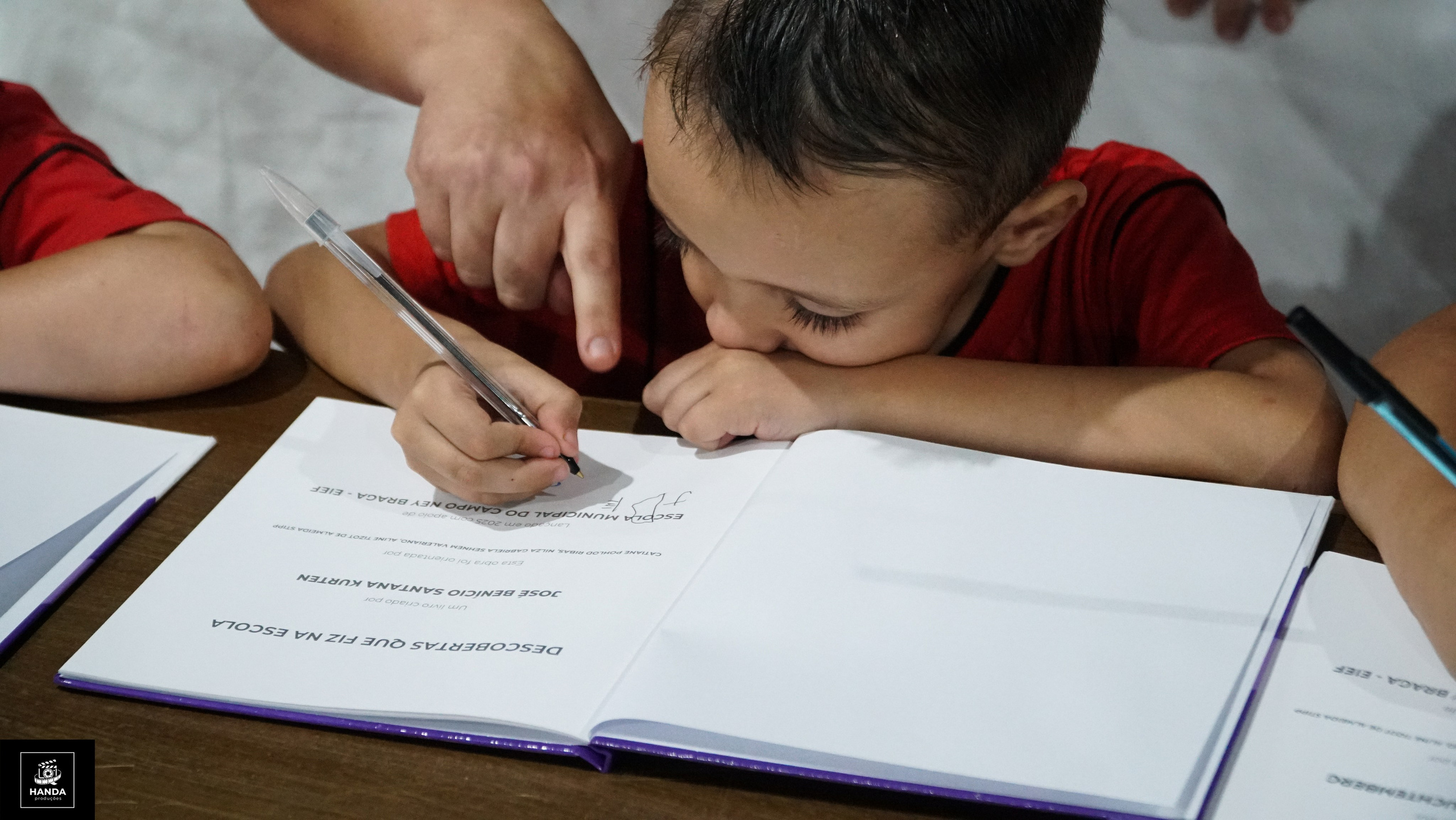 Noite autógrafos colégio Aurélio Buarque de Holanda. Handa Produções