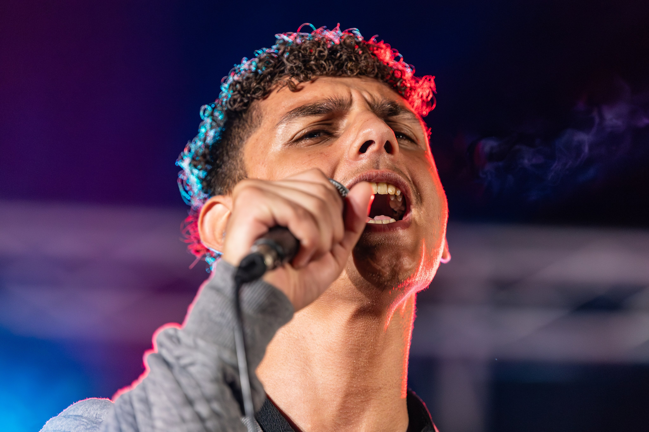 Fotografije takmičenja pjevača amatera na festivalu Tarčinske ljetne večeri u organizaciji KUD-a Ivan Planina, prikazuju nastupe učesnika na pozornici, scensku rasvjetu i atmosferu festivala.