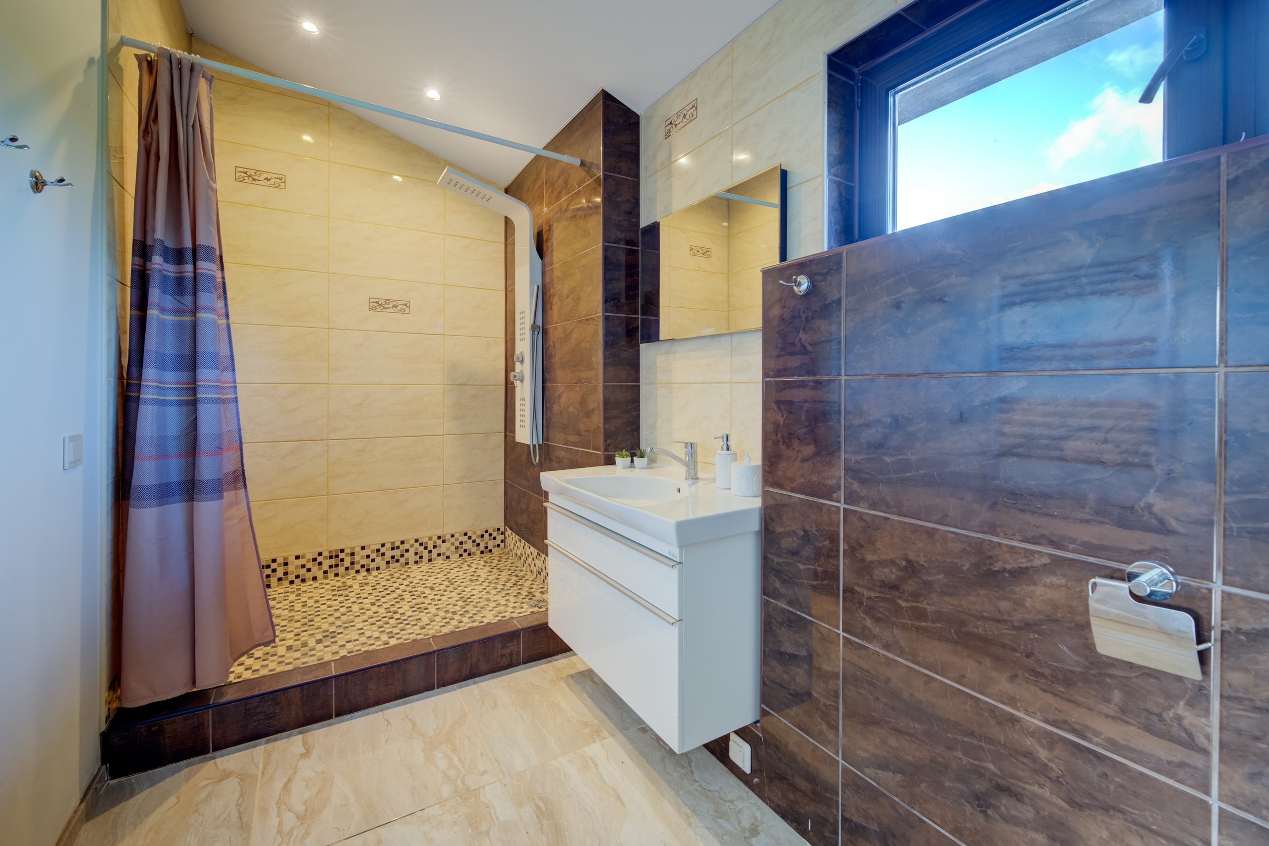 Sadyba Vinliaus r. prie ežero. Elina Sapiega fotografė Vilniuje