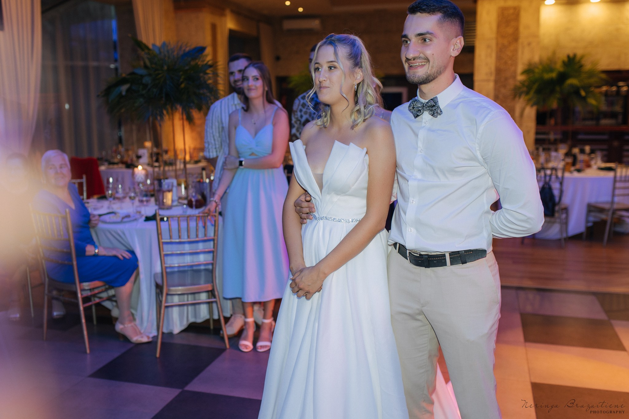 Vestuvinė fotosesija Kaune, Vienybės aikštėje, prie Lietuvos banko