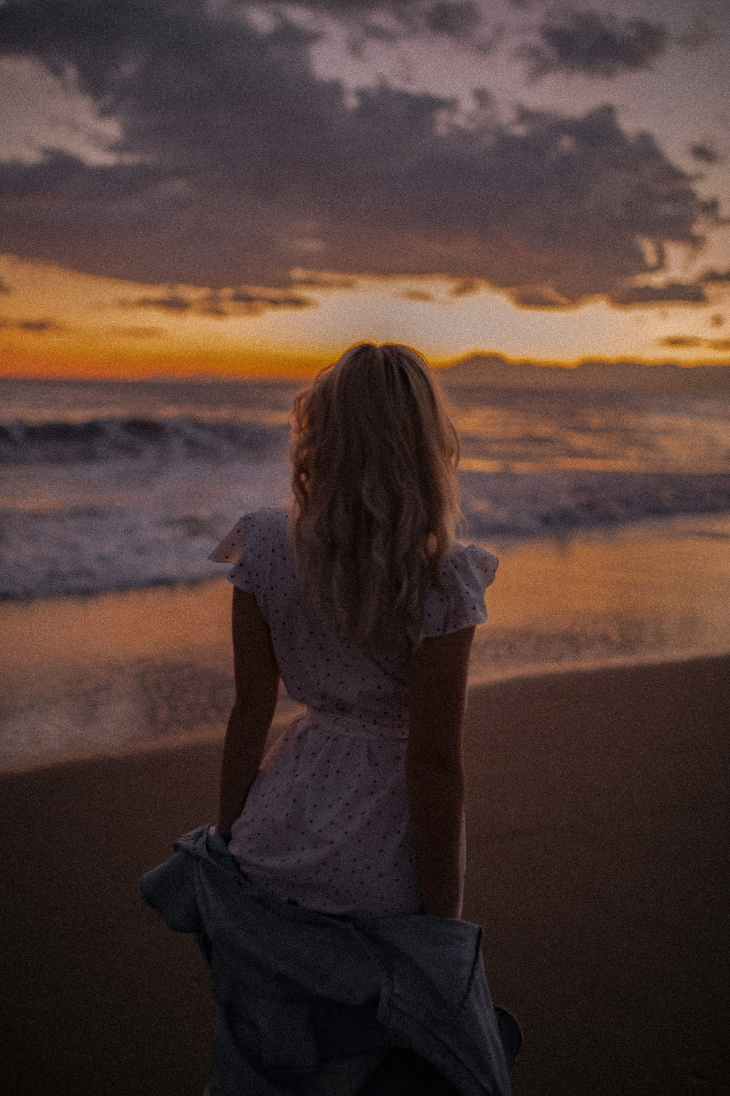 Блондинка спиной к морю смотрит на закат.Пляжная фотосессия на закате. Белек Турция. Закатная фотосессия. закатная фотосессия на море. Отдых в Белеке. Фотограф Белек. Belek fotograf.  Фотографы в Белеке. Фотограф Анталия инстаграм. Фотограф в Турции Кемер. Пляжный фотограф.