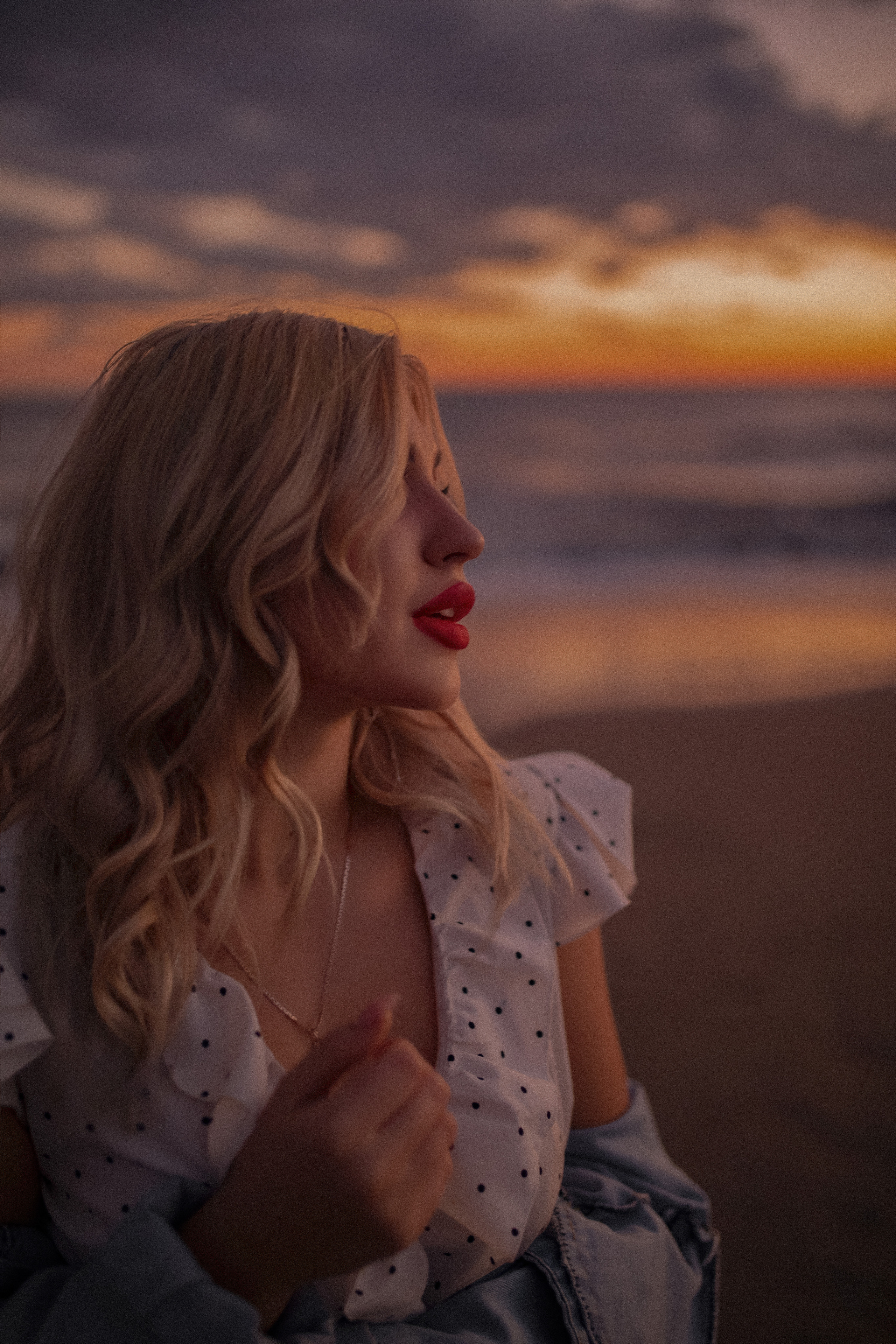 портрет девушки с красной помадой.Пляжная фотосессия на закате. Белек Турция. Закатная фотосессия. закатная фотосессия на море. Отдых в Белеке. Фотограф Белек. Belek fotograf.  Фотографы в Белеке. Фотограф Анталия инстаграм. Фотограф в Турции Кемер. Пляжный фотограф.