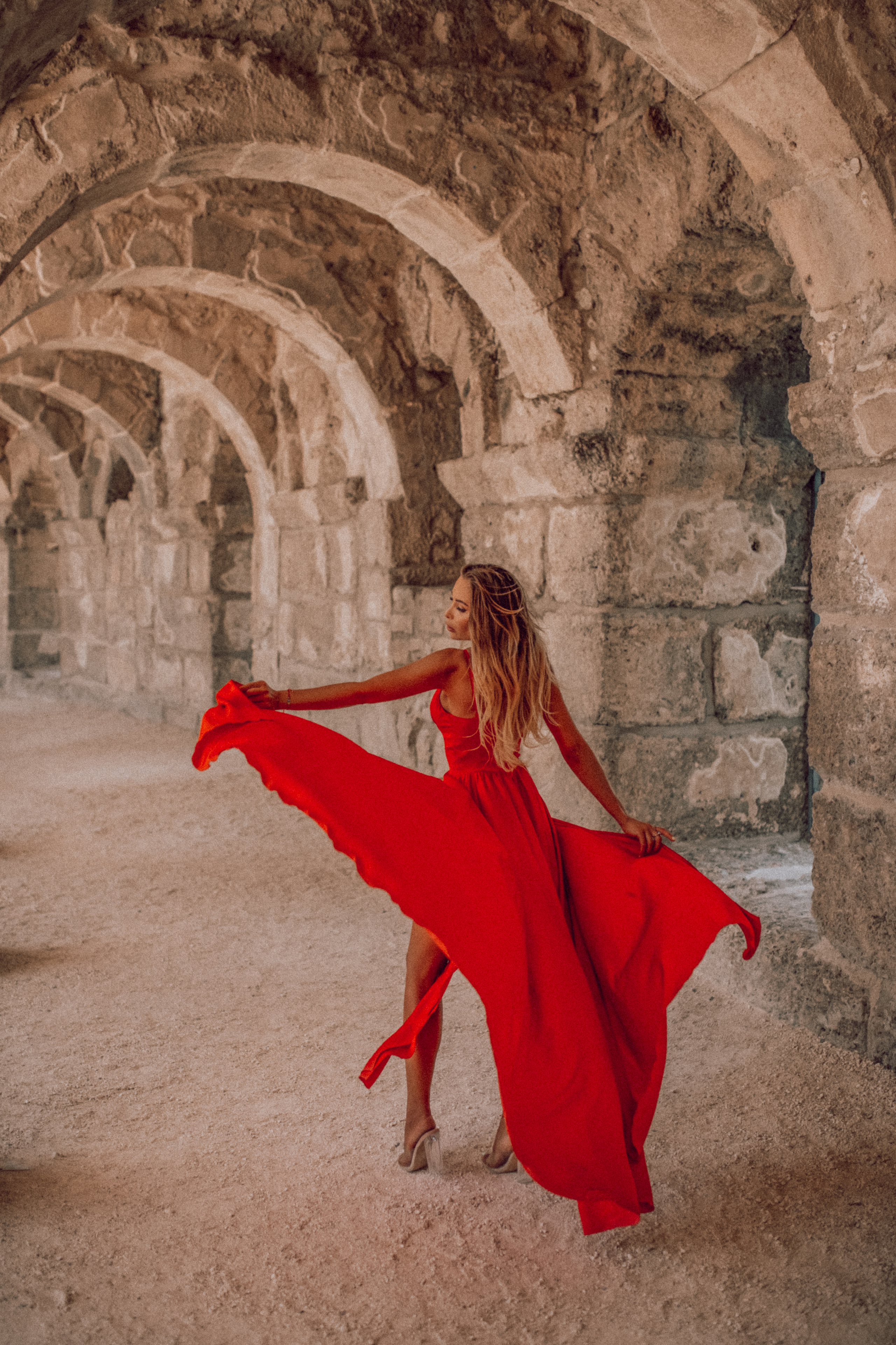 Летящее красное платье для фотосессии.Фотограф в Анталии. Фотограф Анталия. Фотограф Анталья. Жизнь в Анталии. Фотограф Белек. Фотограф Алания. Фотограф силе. Фотограф Кемер. Фотограф Турция. Фотосессия возле дома . Фотосессия в ванне. Позы для фотосессии в Анталии. Позы для фотосессии. Аспендос. Амфитеатр Аспендос. Что посмотреть в Белеке.