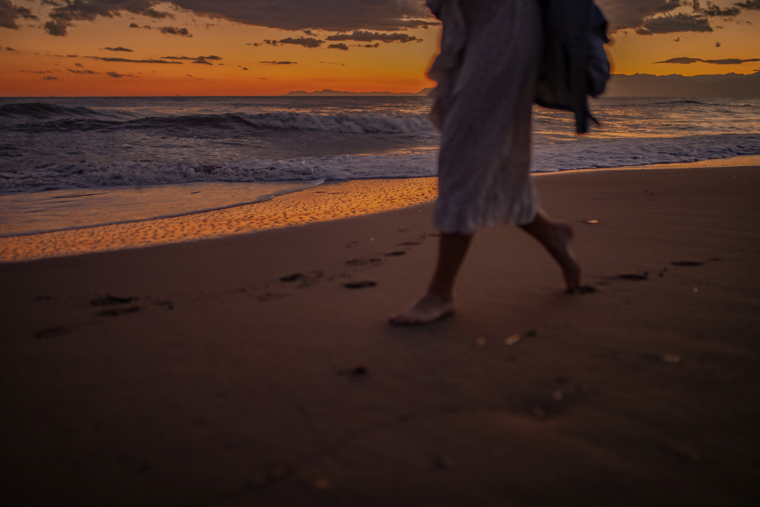 Кадр босиком по песку в закатное время.Пляжная фотосессия на закате. Белек Турция. Закатная фотосессия. закатная фотосессия на море. Отдых в Белеке. Фотограф Белек. Belek fotograf.  Фотографы в Белеке. Фотограф Анталия инстаграм. Фотограф в Турции Кемер. Пляжный фотограф.