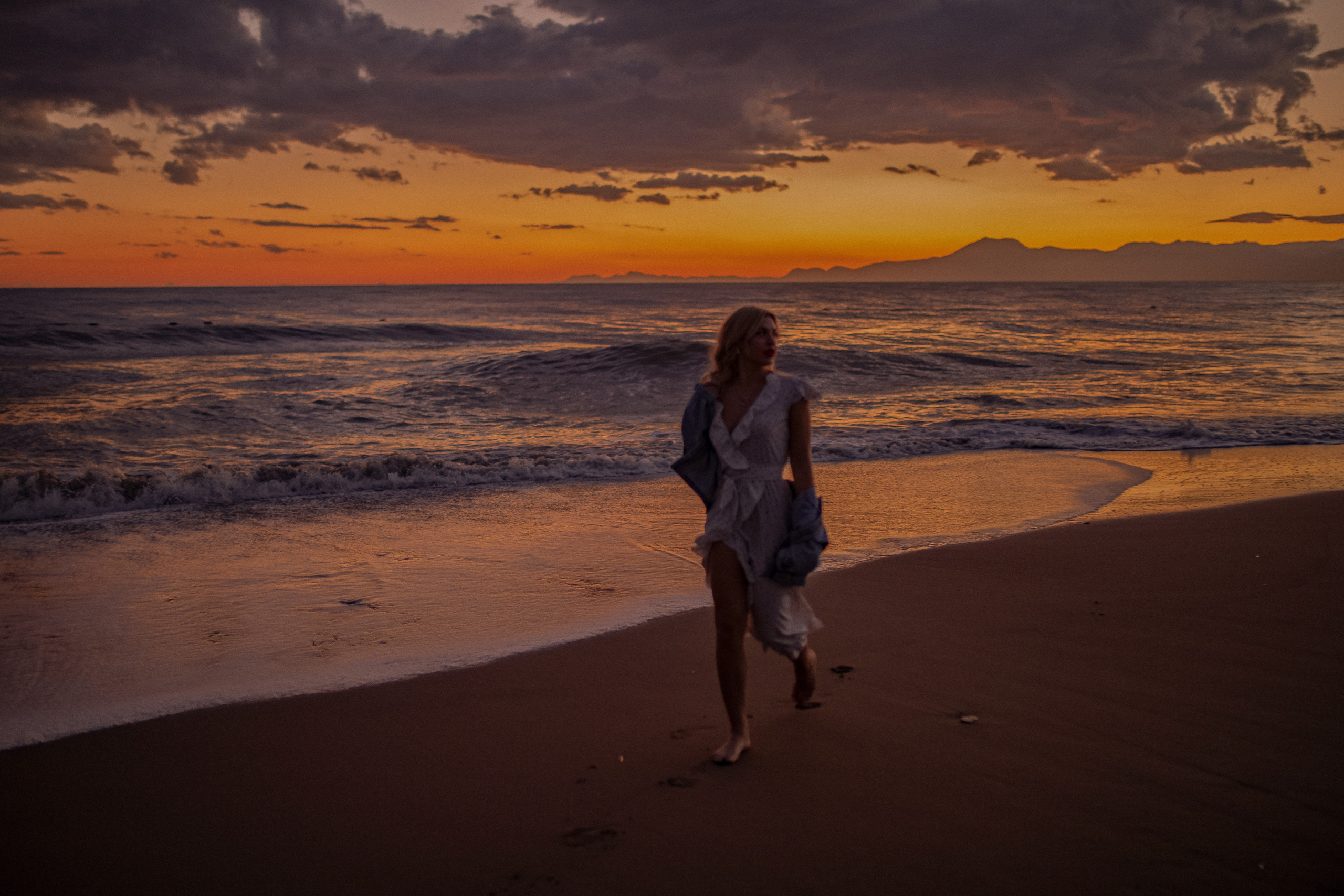 Песок закат море девушка гуляет босиком.Пляжная фотосессия на закате. Белек Турция. Закатная фотосессия. закатная фотосессия на море. Отдых в Белеке. Фотограф Белек. Belek fotograf.  Фотографы в Белеке. Фотограф Анталия инстаграм. Фотограф в Турции Кемер. Пляжный фотограф.