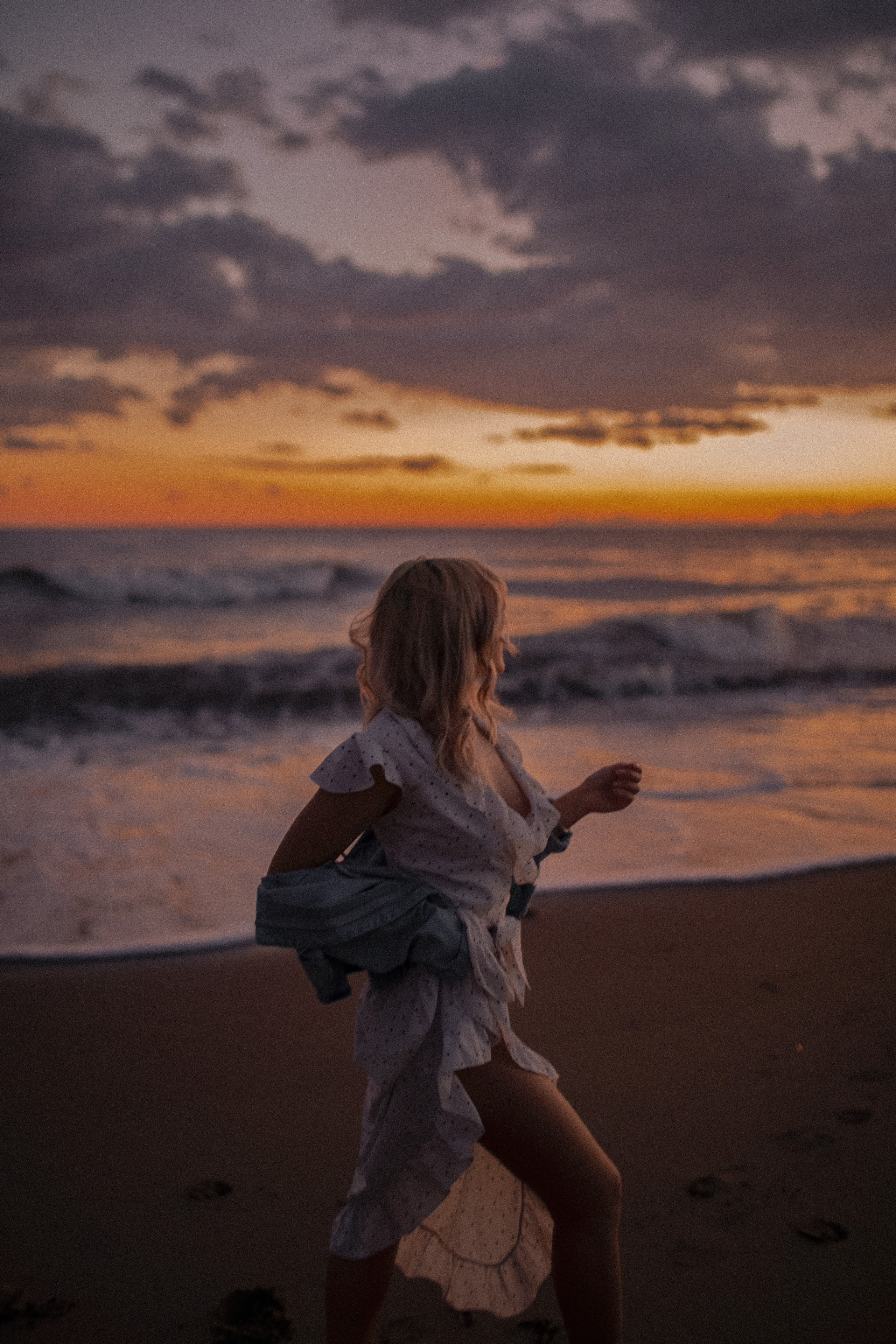 девушка гулять по море на закате.Пляжная фотосессия на закате. Белек Турция. Закатная фотосессия. закатная фотосессия на море. Отдых в Белеке. Фотограф Белек. Belek fotograf.  Фотографы в Белеке. Фотограф Анталия инстаграм. Фотограф в Турции Кемер. Пляжный фотограф.
