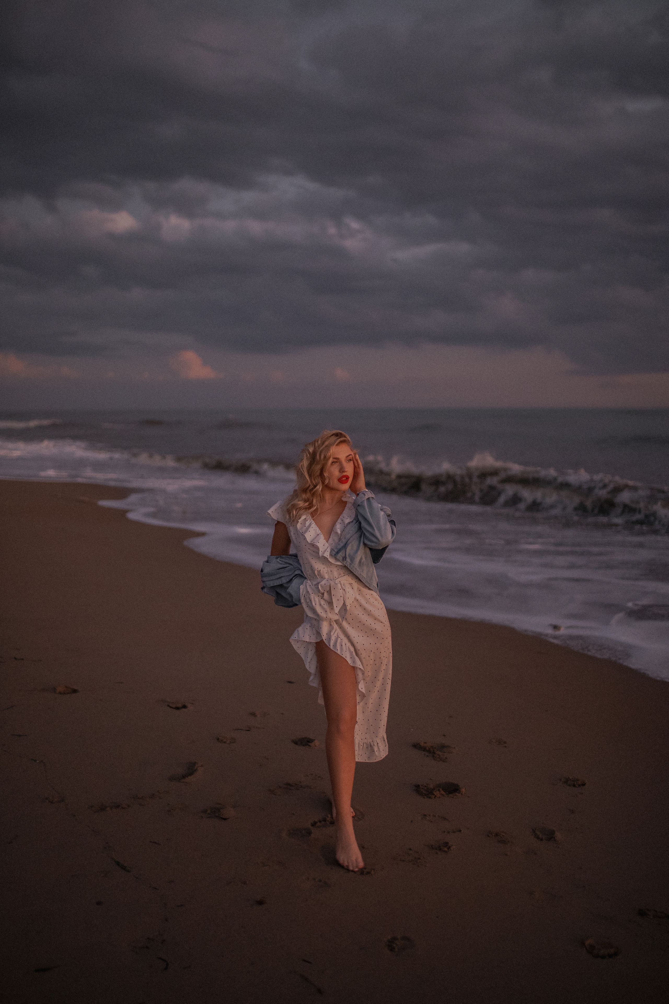 Блондинка гуляет босиком вдоль моря.Пляжная фотосессия на закате. Белек Турция. Закатная фотосессия. закатная фотосессия на море. Отдых в Белеке. Фотограф Белек. Belek fotograf.  Фотографы в Белеке. Фотограф Анталия инстаграм. Фотограф в Турции Кемер. Пляжный фотограф.