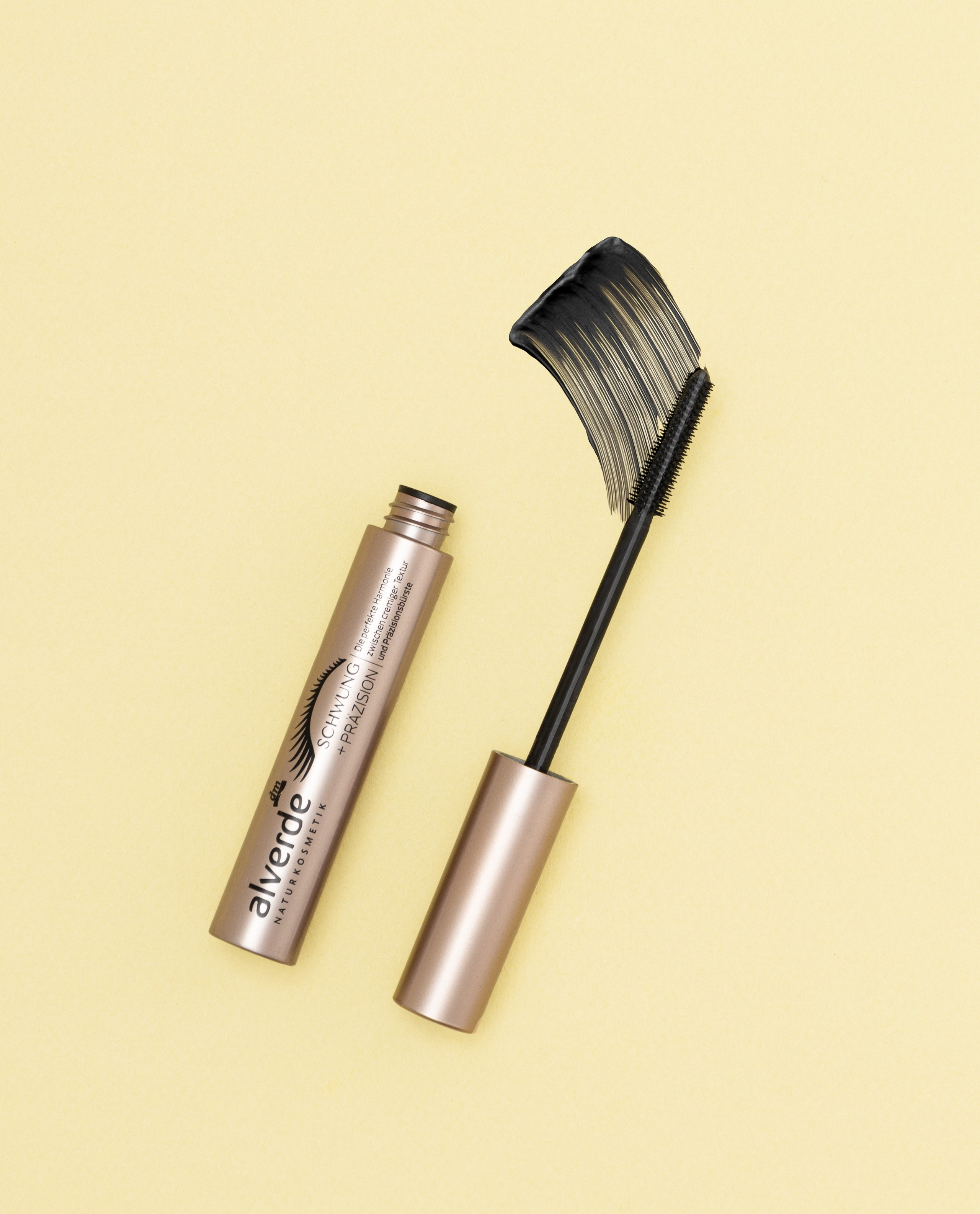 Werbefotografie von Wimperntusche und Swatch, Texturaufnahme, Content-Fotografie für Social Media, Banner und Print