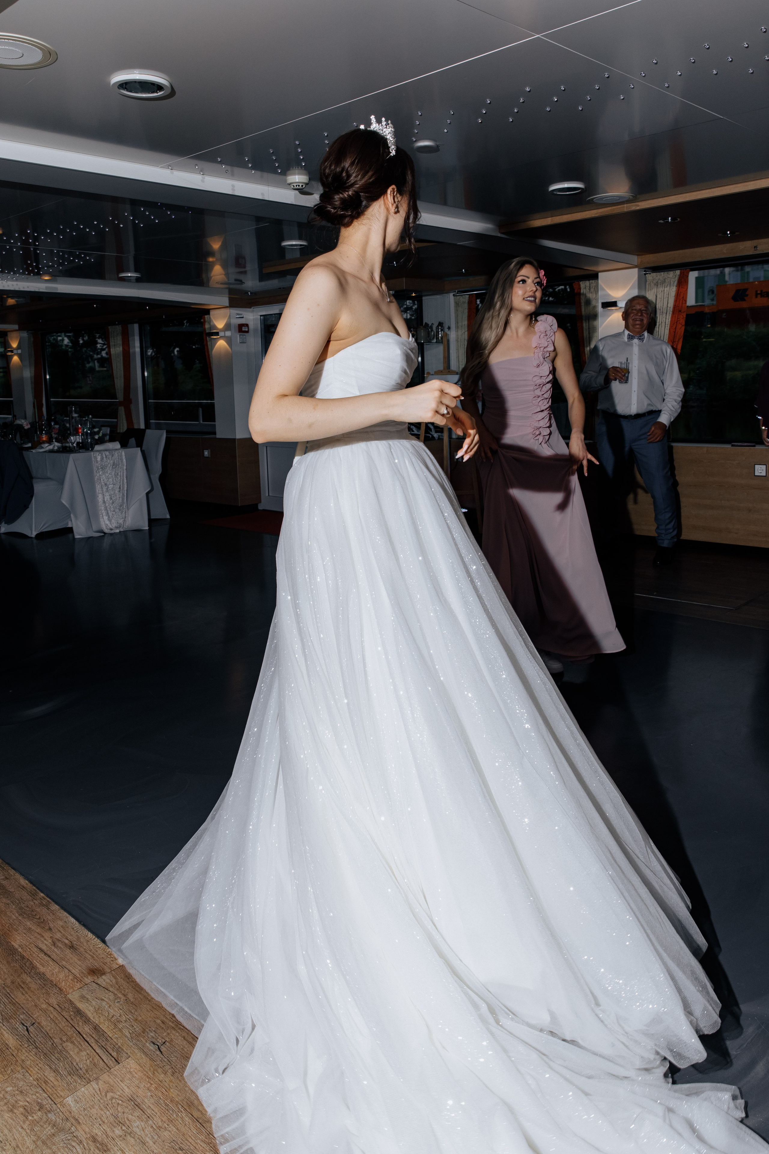 Die Braut tanzt voller Freude. 