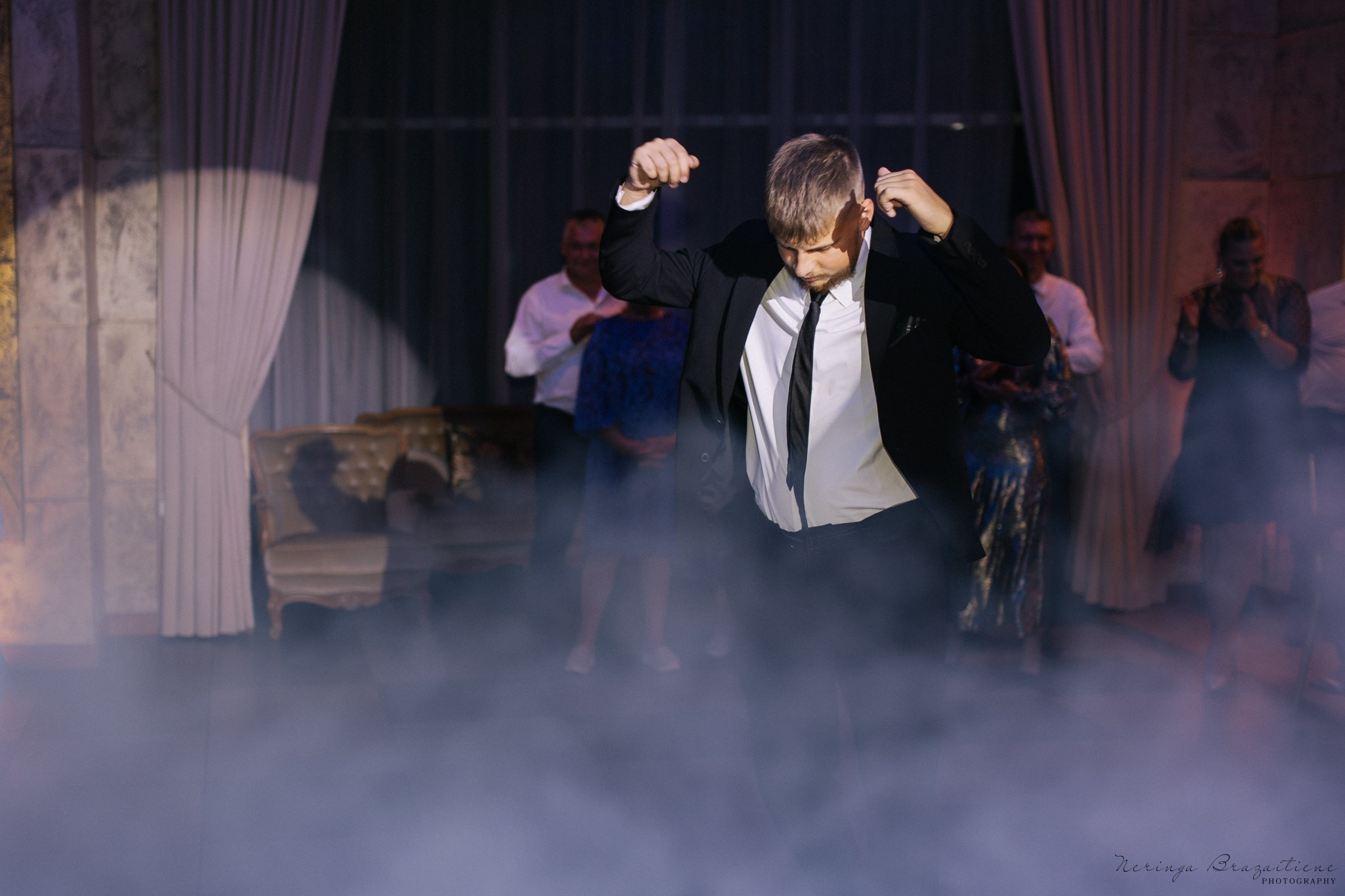 Vestuvinė fotosesija Kaune, Vienybės aikštėje, prie Lietuvos banko