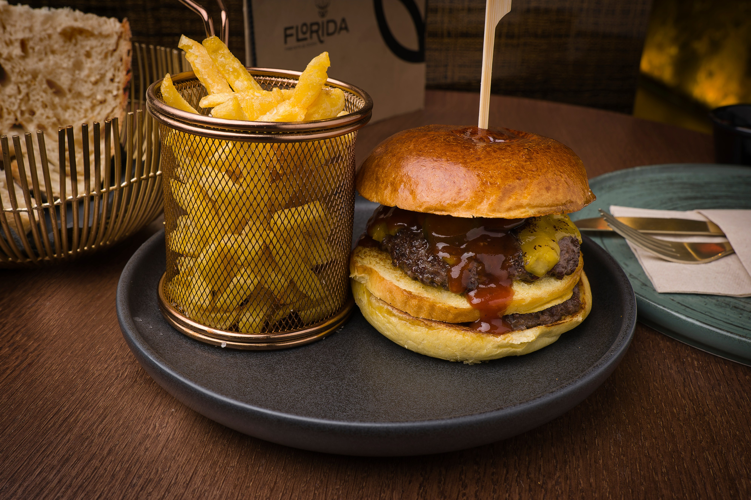 Imagen de comida cuidadosamente emplatada sobre fondo oscuro, capturando detalles y contraste visual.