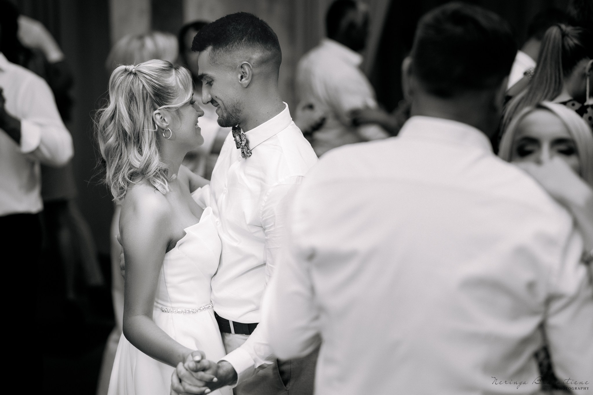 Vestuvinė fotosesija Kaune, Vienybės aikštėje, prie Lietuvos banko