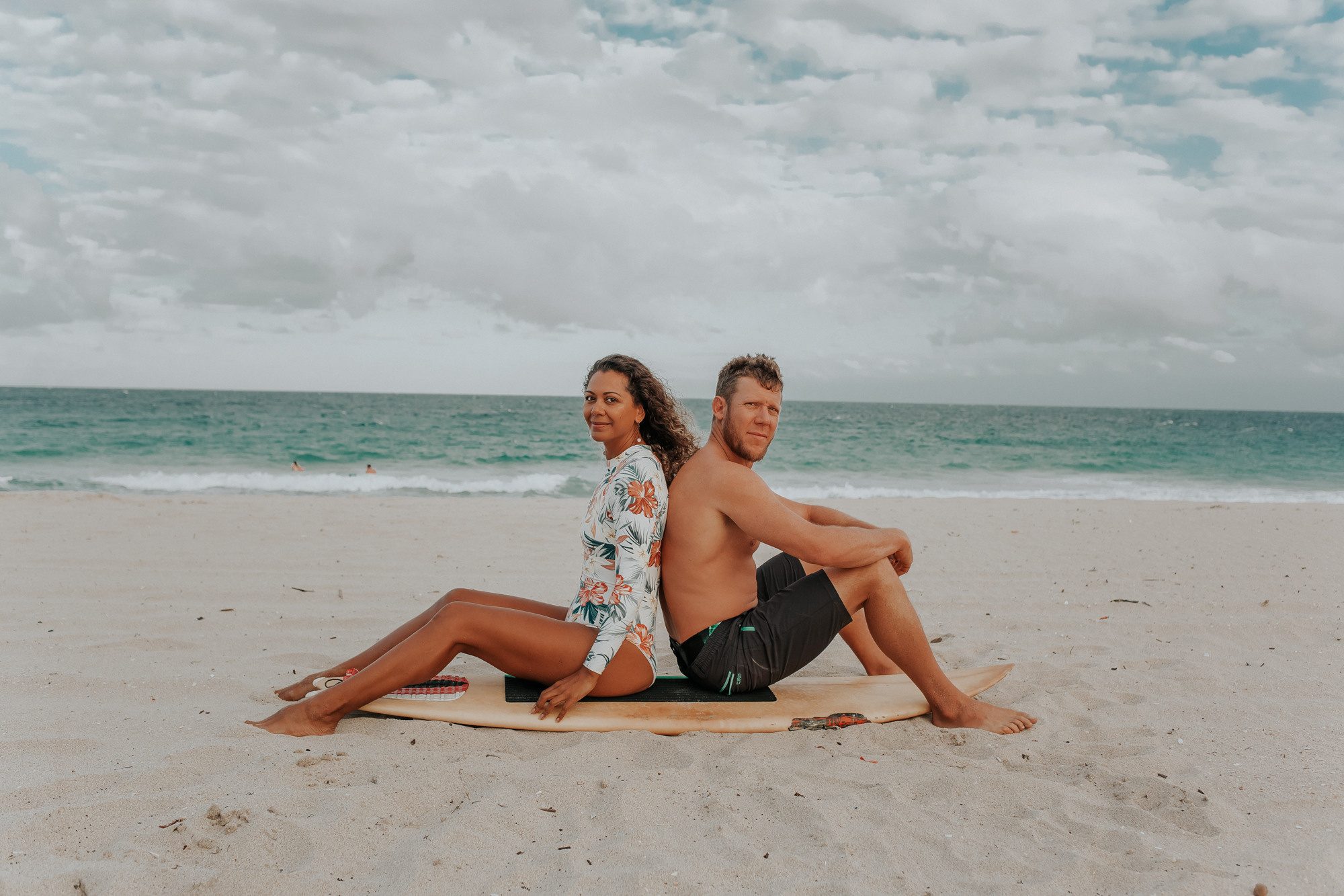 Engagement photo session with surf board. My name is Kate and I am family and wedding photographer