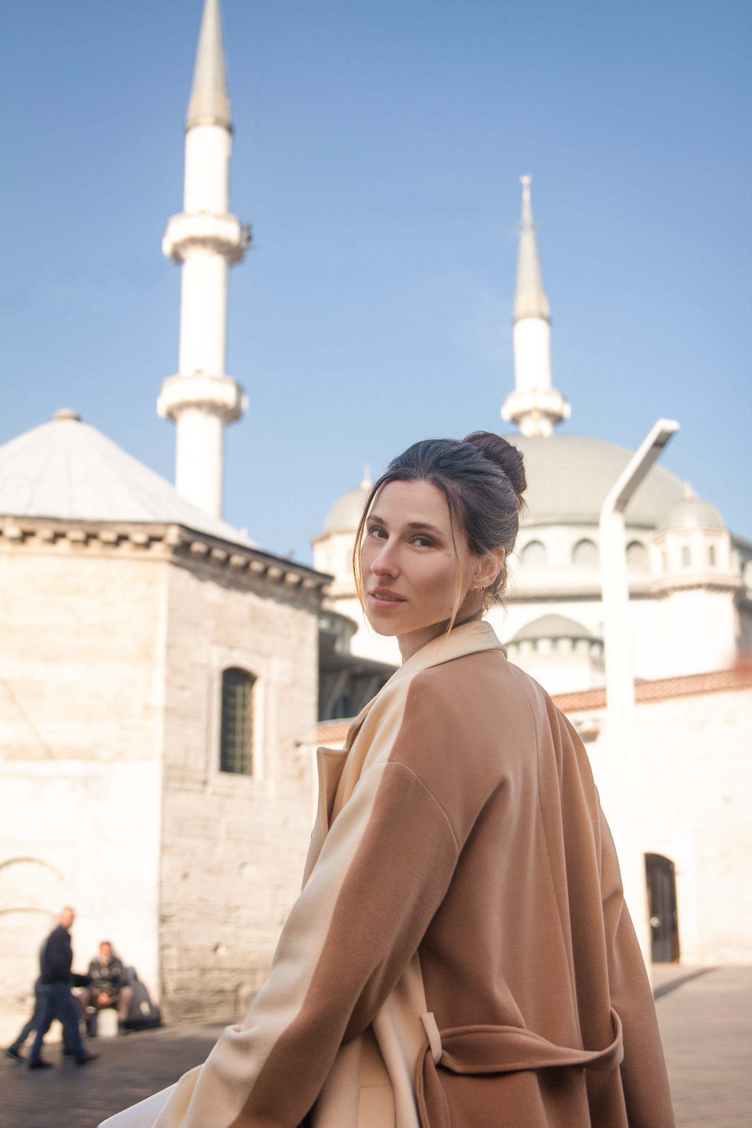 Фотосъемка в Стамбуле , девушка на улице Таксим .Photography in Istanbul, a girl on Taksim Street.