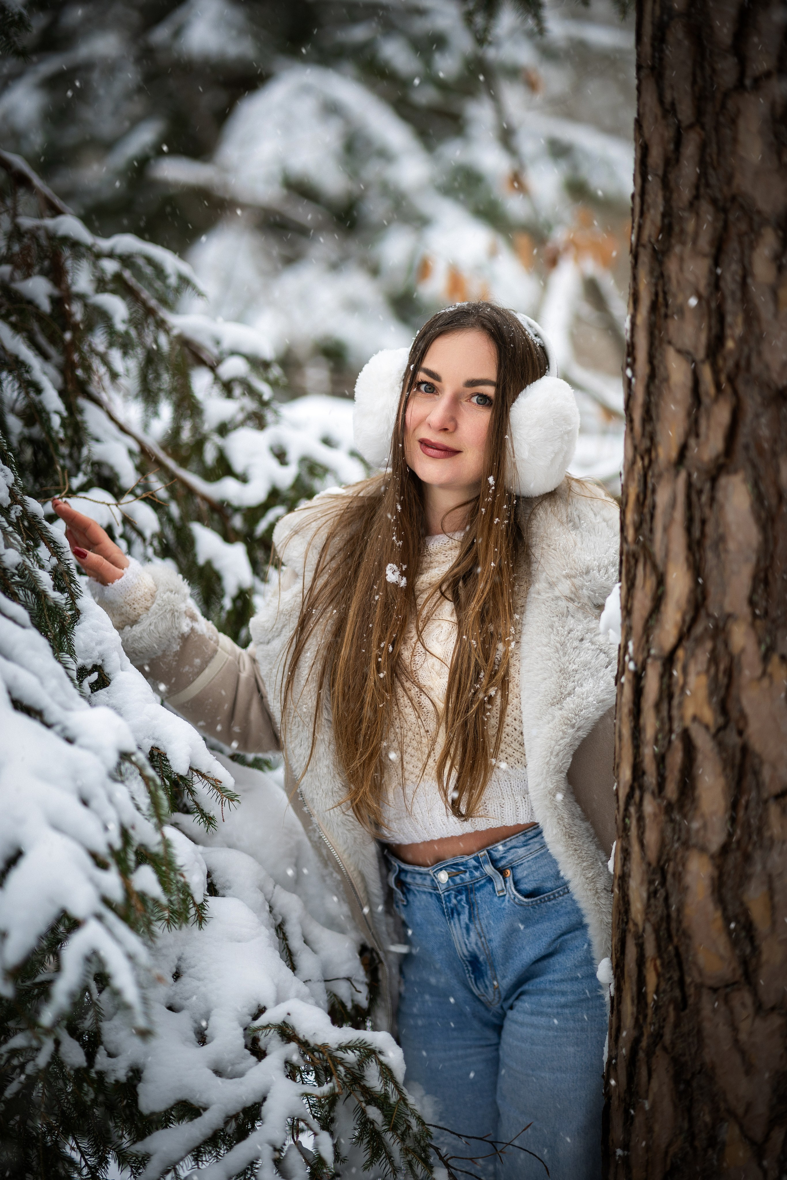 Frau im Winterwald Portrait Fotoshooting Schnee