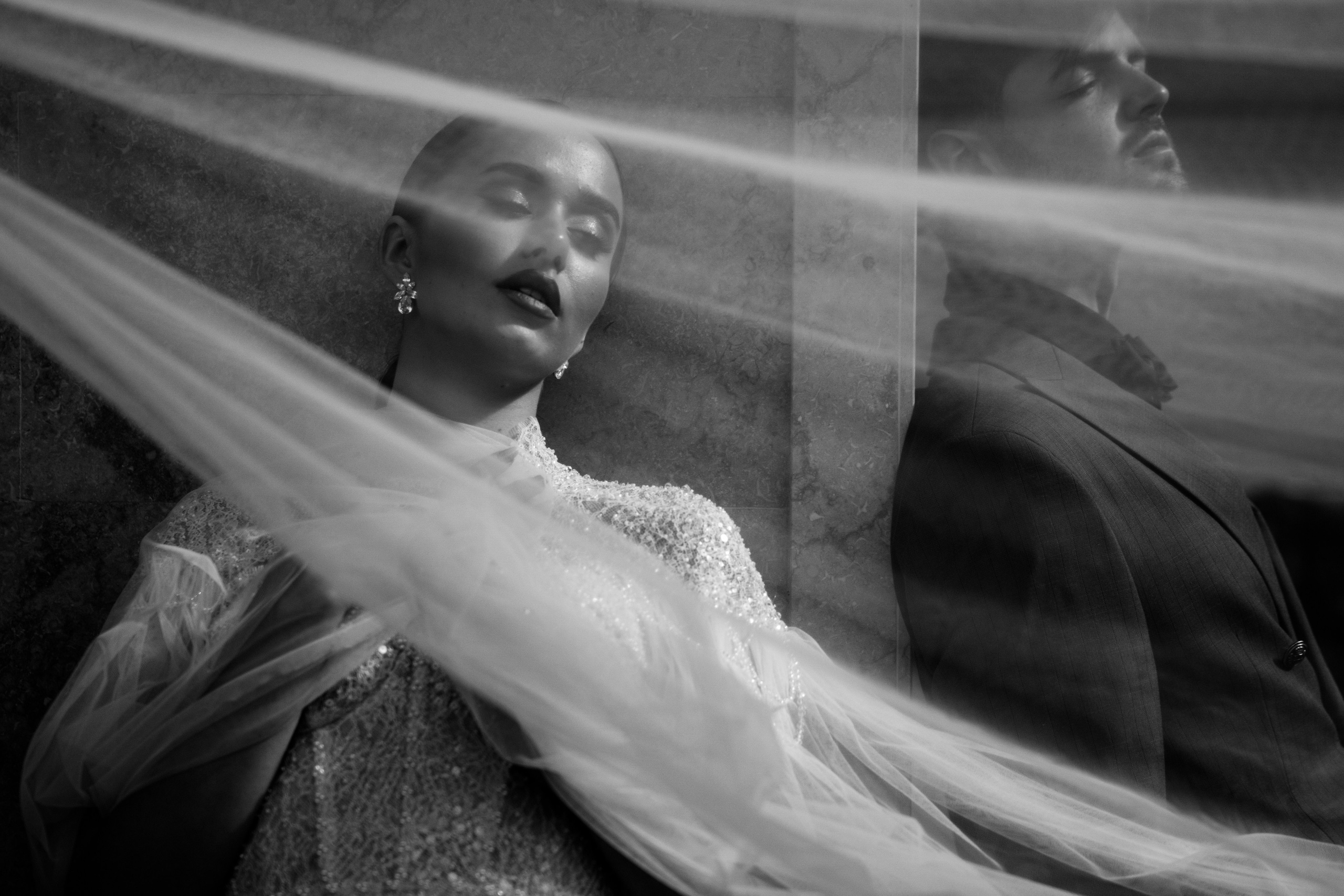 Mireasă învăluită în voal, mișcare artistică capturată în alb-negru