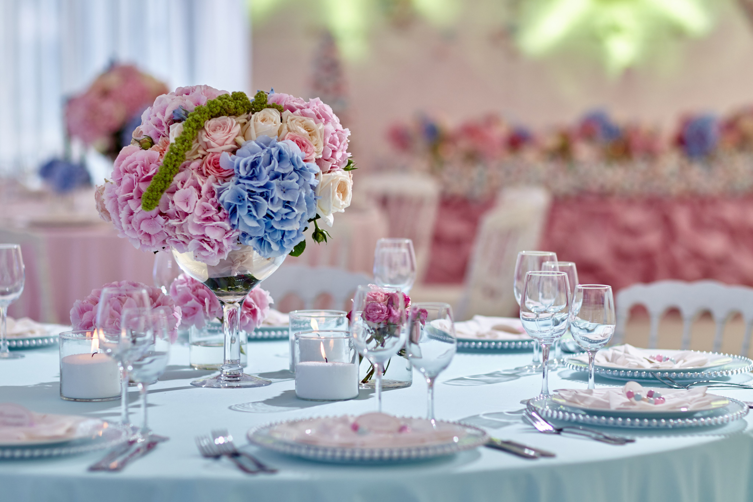 Table de mariage raffinée à Auxerre – vaisselle chic et fleurs fraîches pour réception romantique