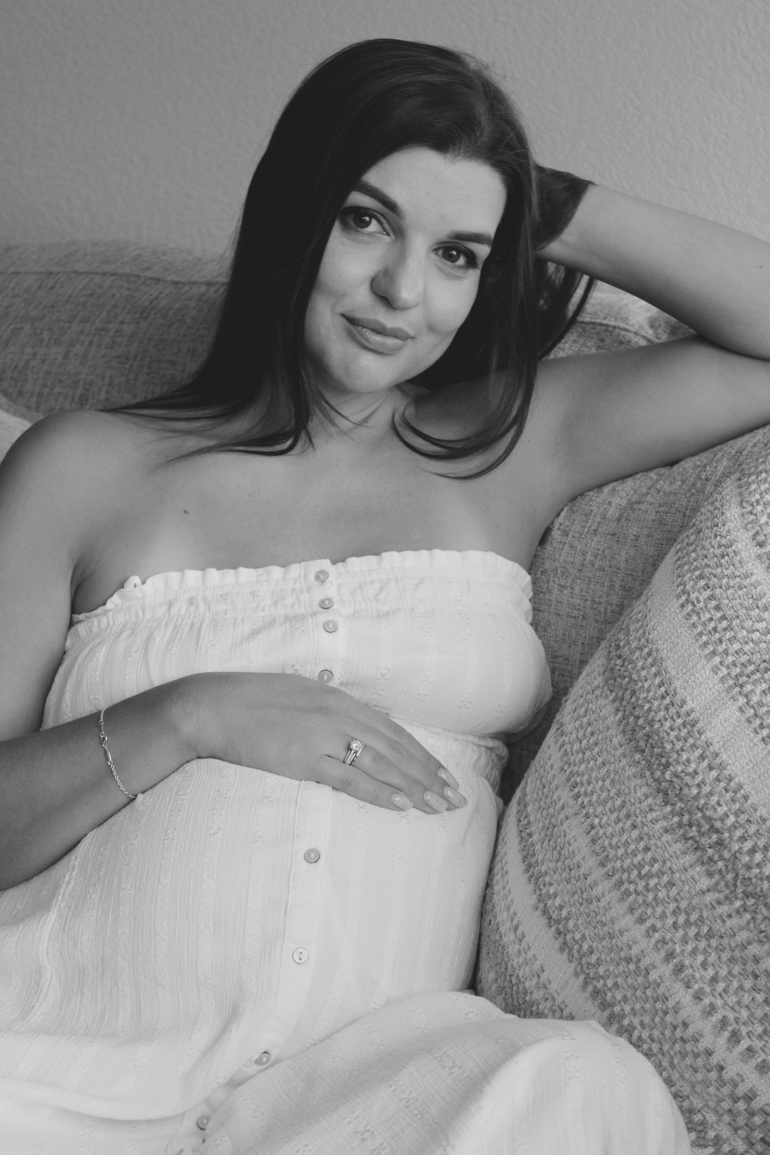 Maternity, Family & Pregnancy Photoshoot at Home. Lana Petrychenko — Portrait & Family Photographer. Valencia, Spain